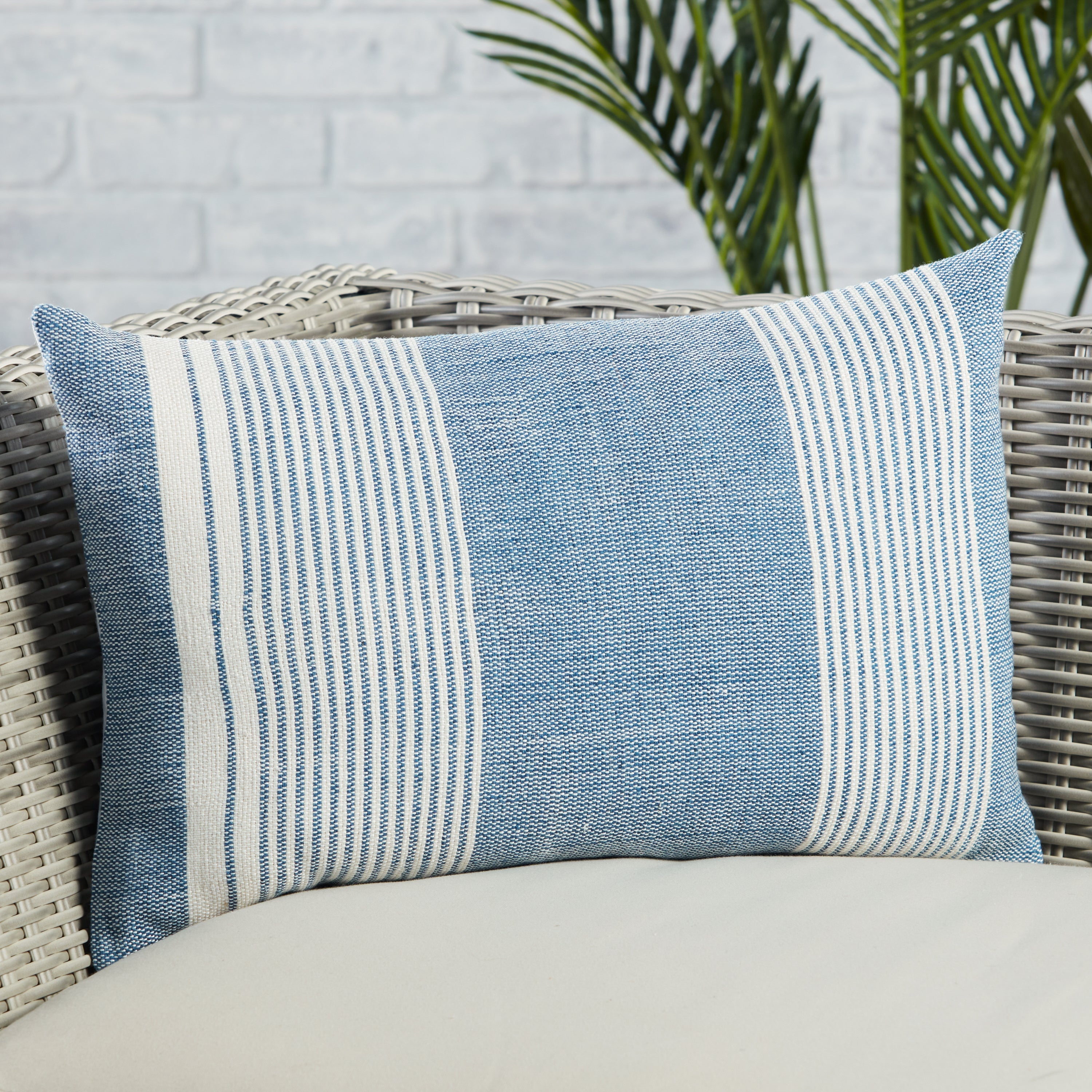 Jaipur Living Carinda Pillow - Blue/Ivory (ACA08)