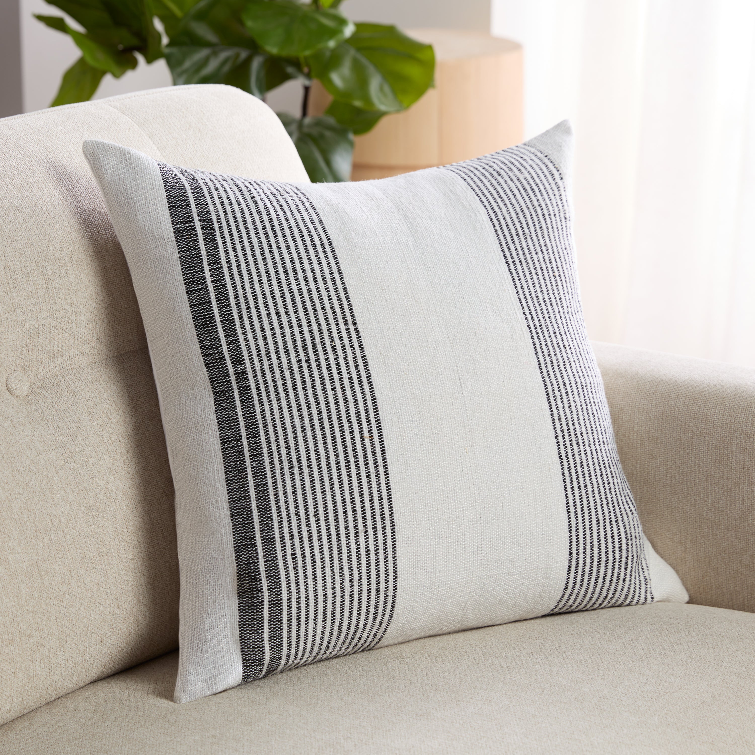Jaipur Living Parque Pillow - White/Black (ACA11)