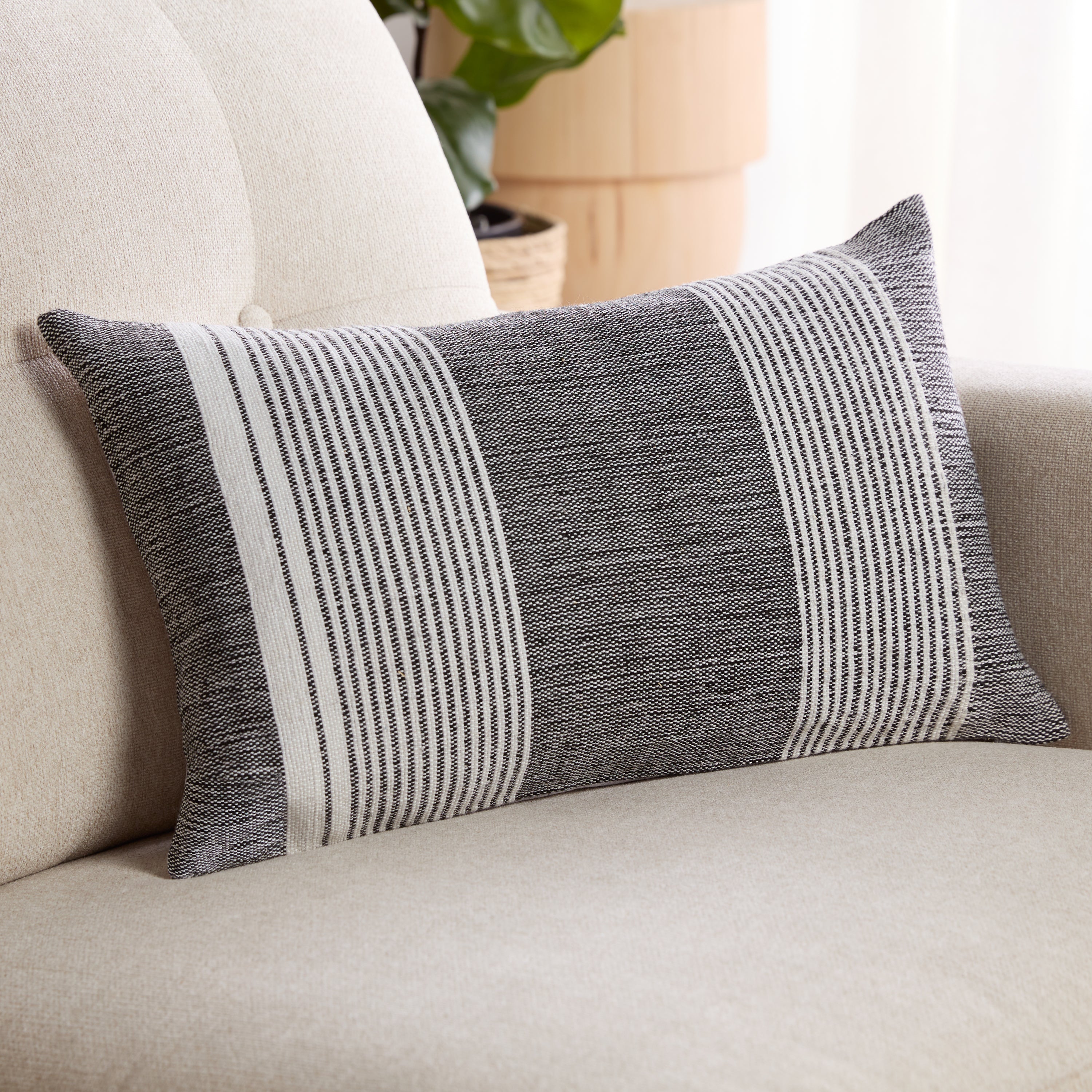 Jaipur Living Carinda Pillow - Black/White (ACA12)