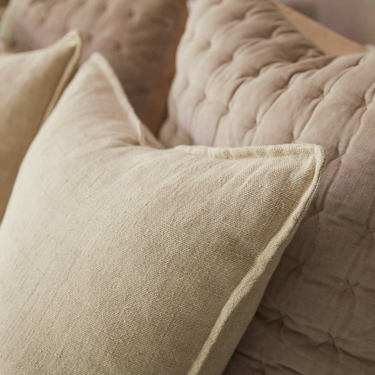 Jaipur Living Burbank Pillow - Red/Tan (BRB07)