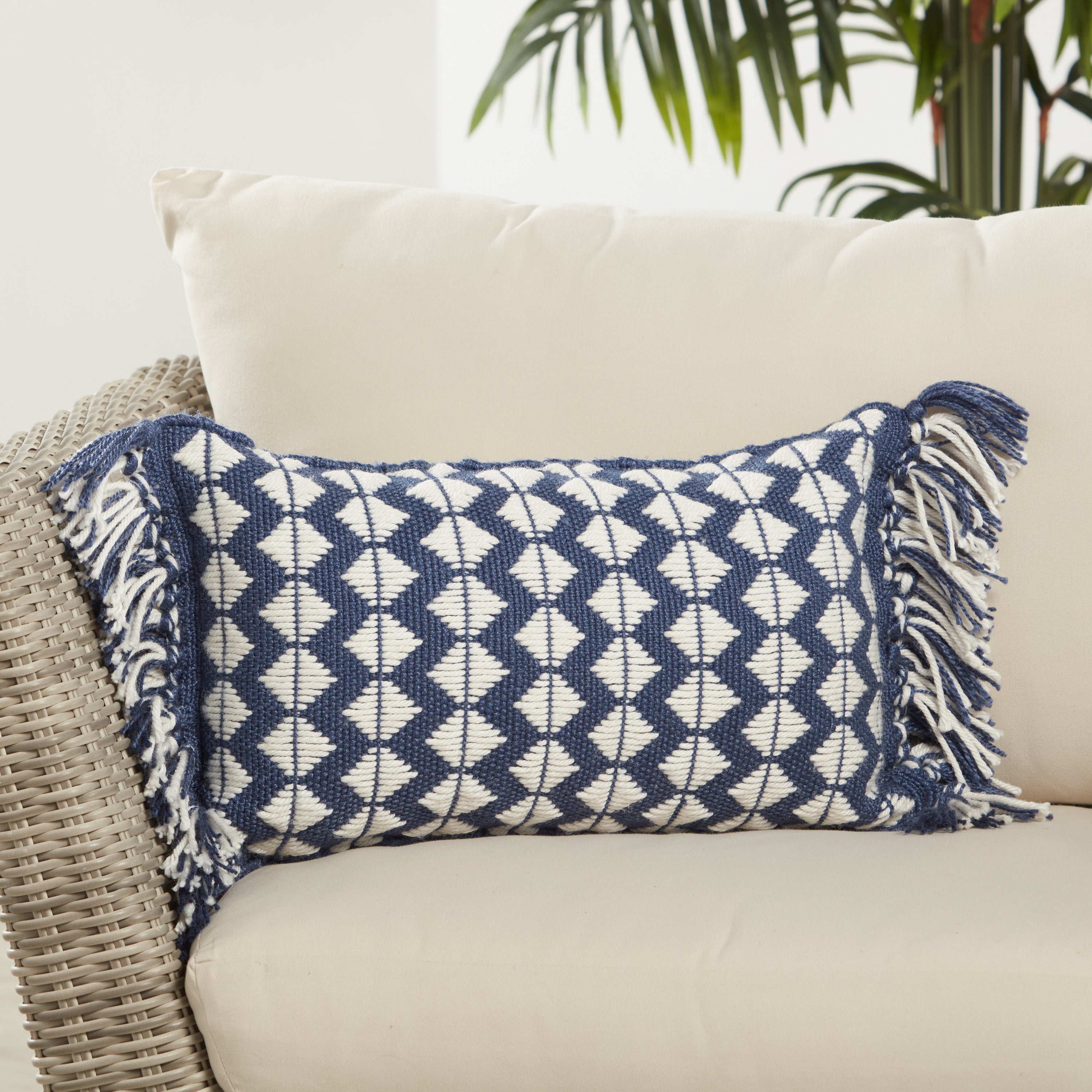 Jaipur Living Perdita Pillow - Dark Blue/Ivory (CHE03)