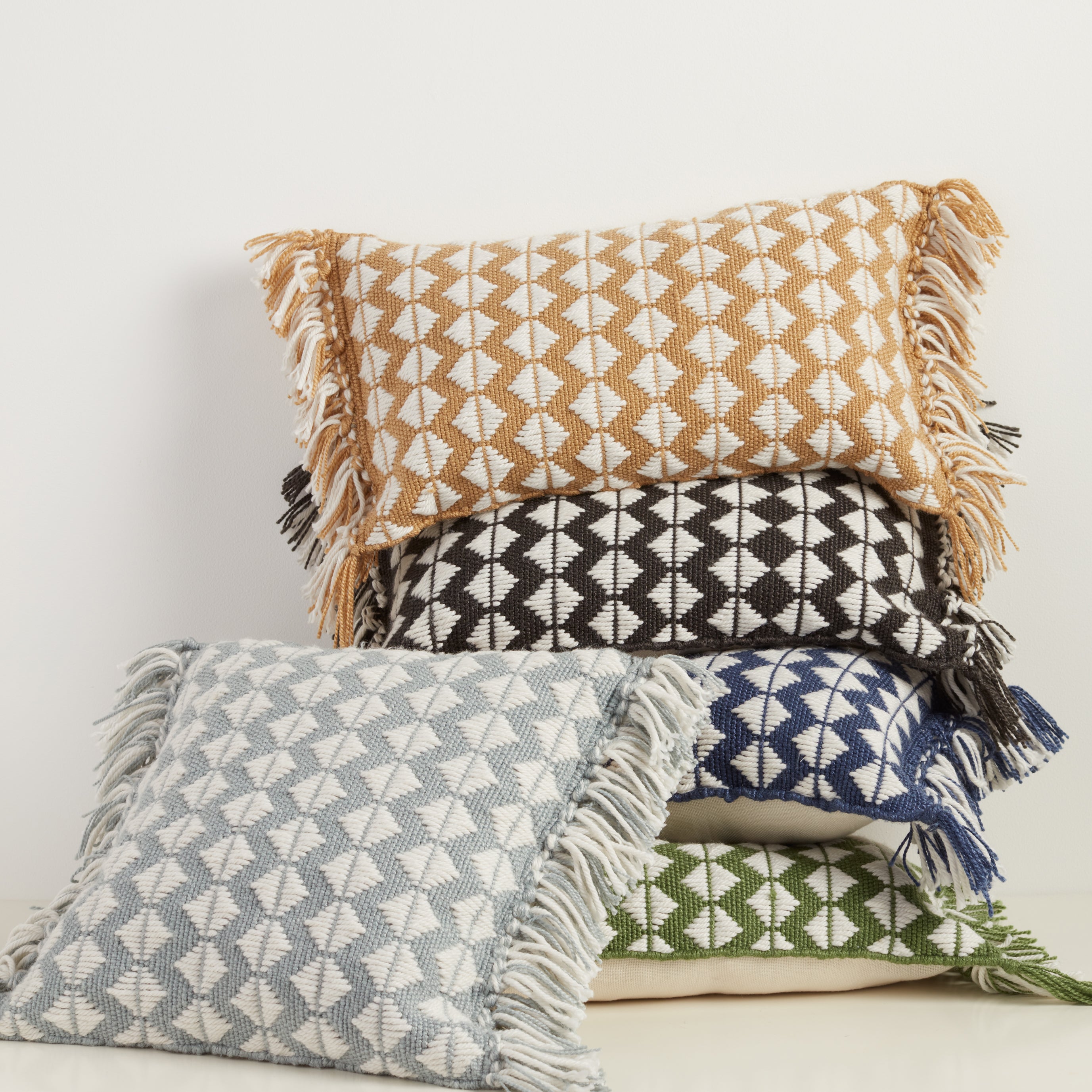 Jaipur Living Perdita Pillow - Dark Blue/Ivory (CHE03)