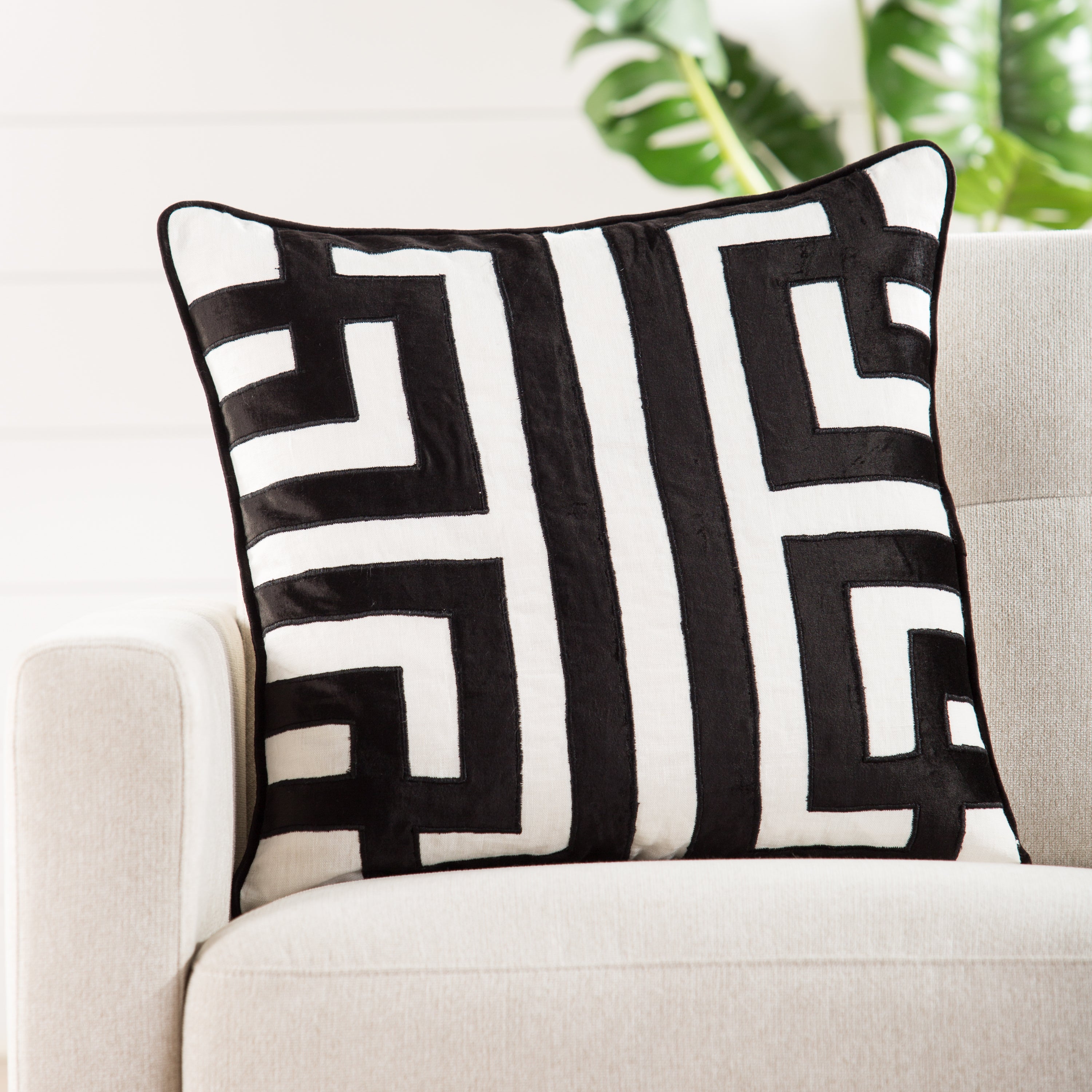 Jaipur Living Nki09 Pillow - White/Black (CNK08)