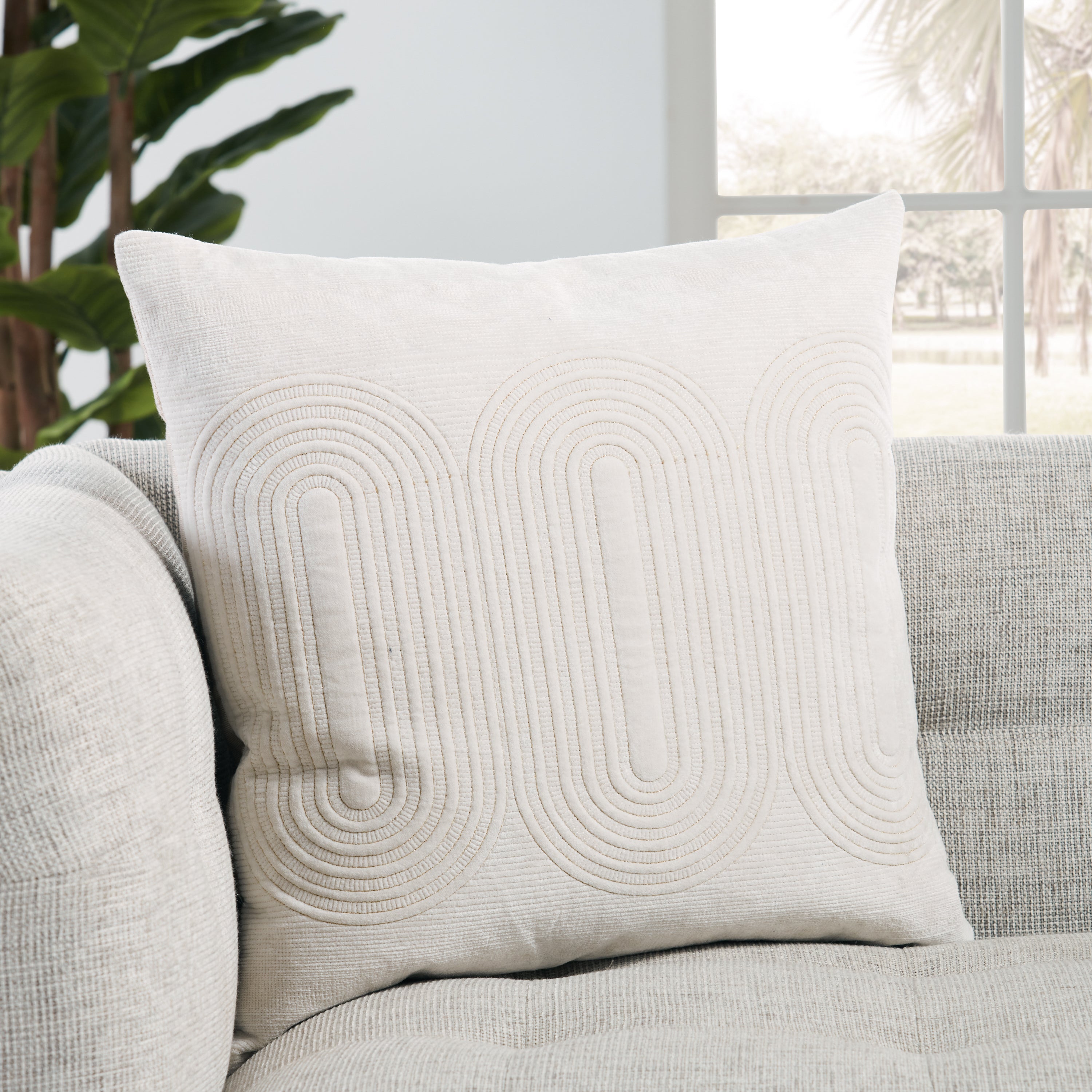 Jaipur Living Joyce Pillow - Ivory/Gold (DOC05)