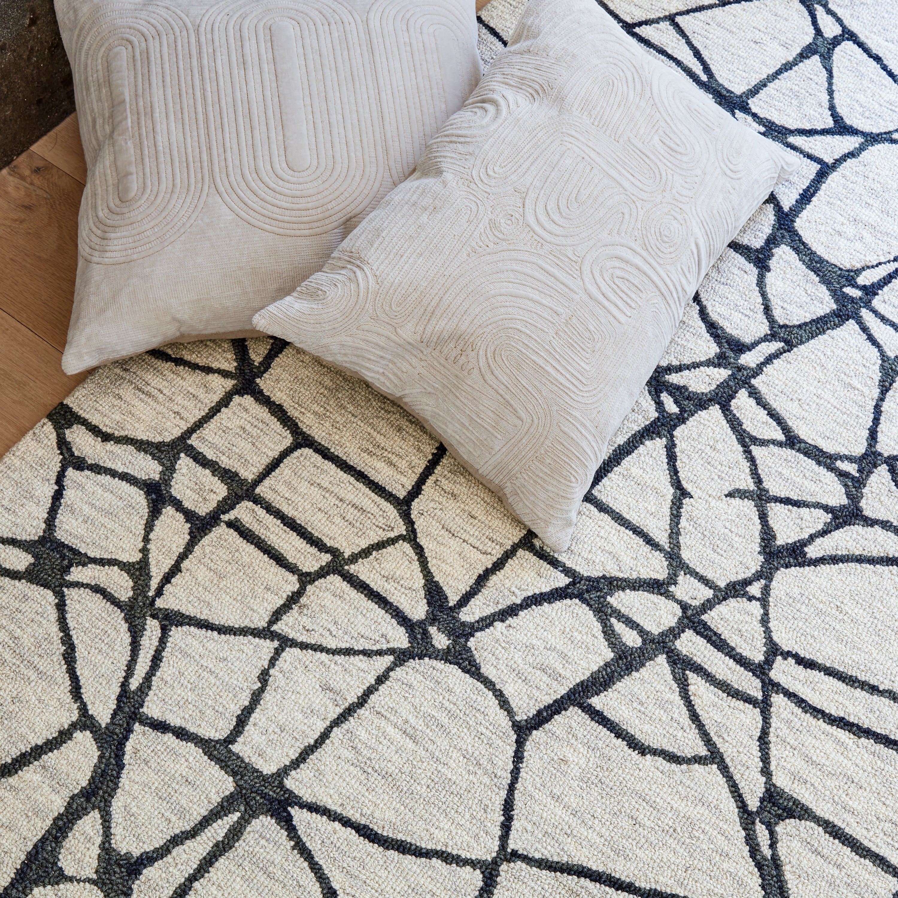 Jaipur Living Joyce Pillow - Ivory/Gold (DOC05)