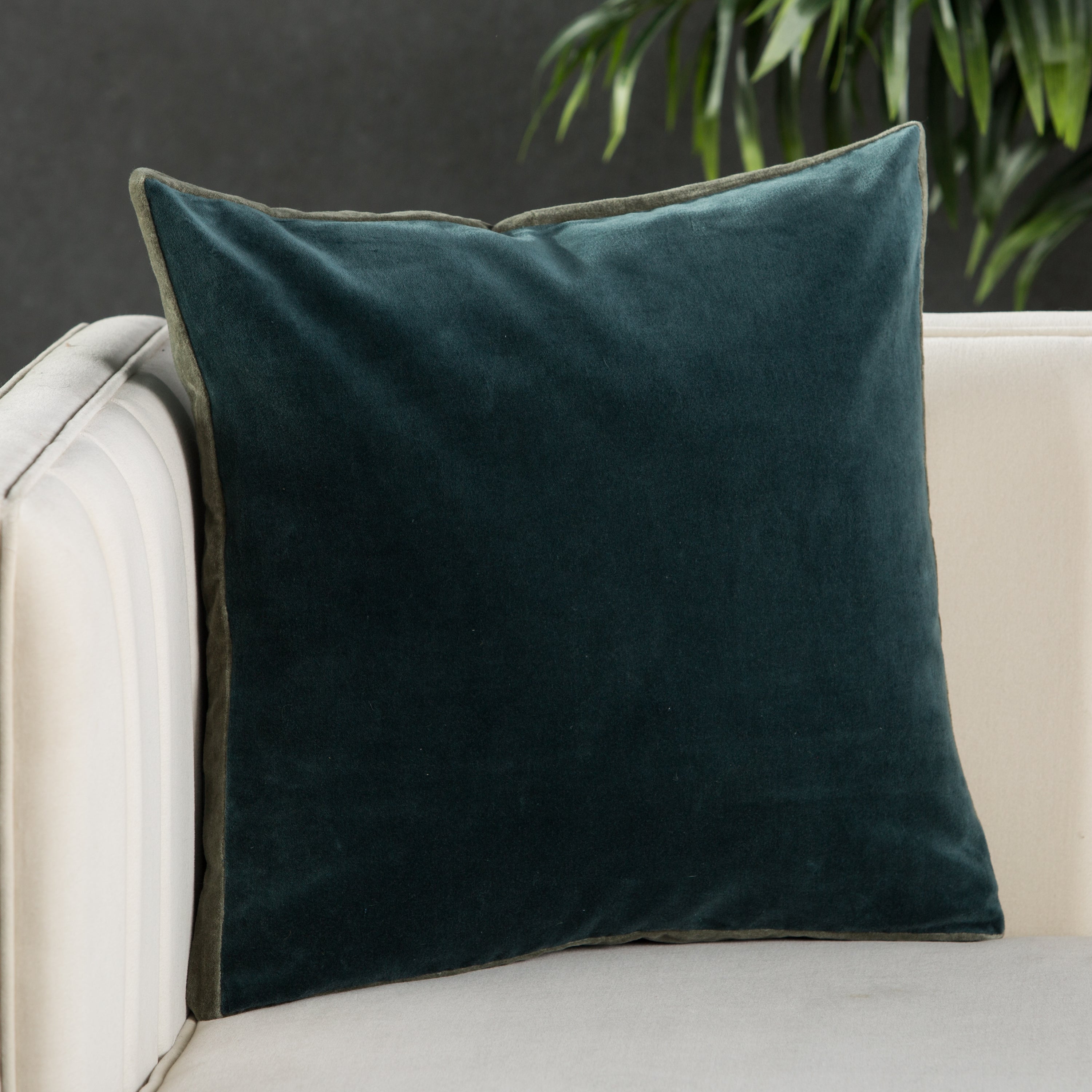 Jaipur Living Bryn Pillow - Teal/Gray (EMS02)