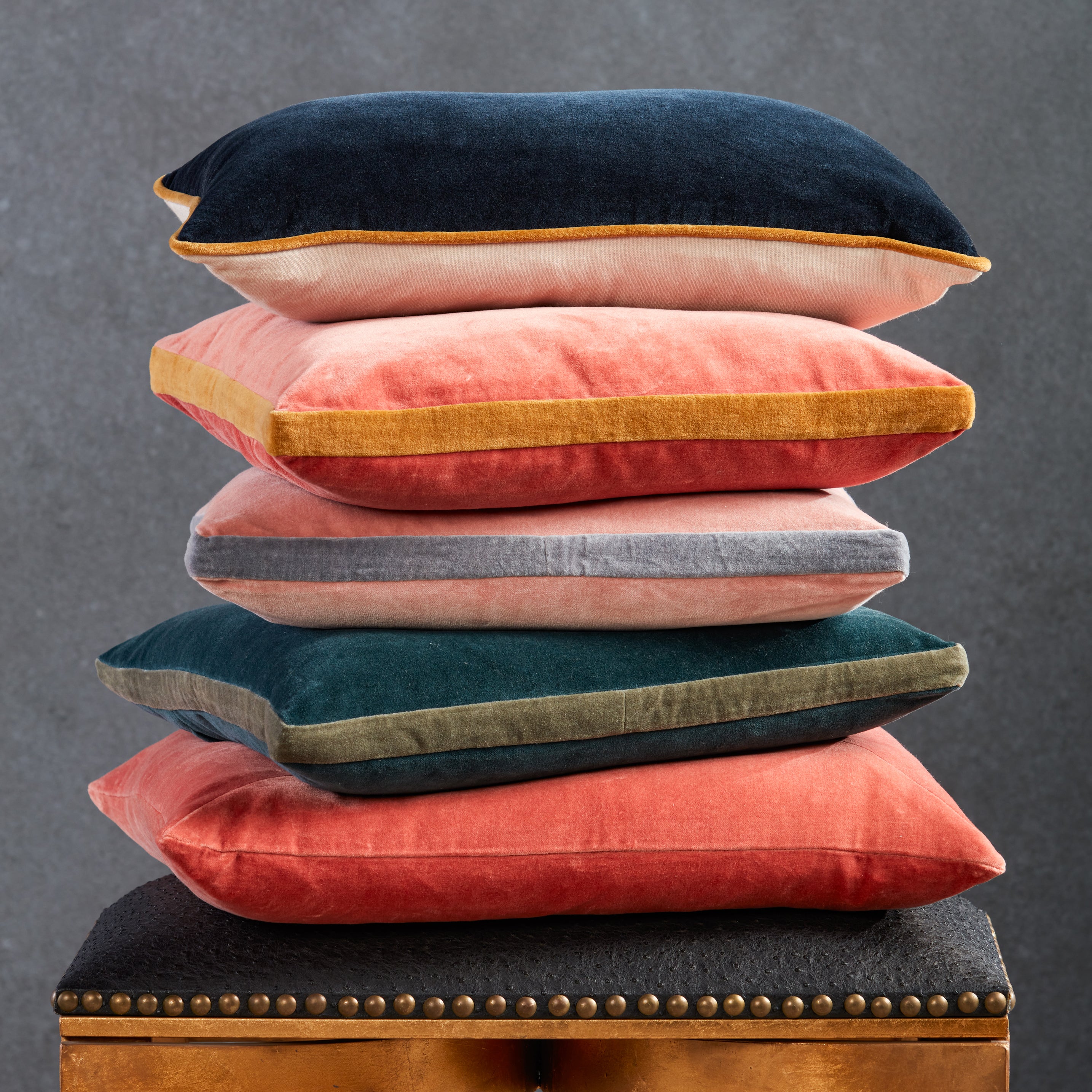 Jaipur Living Bryn Pillow - Teal/Gray (EMS02)