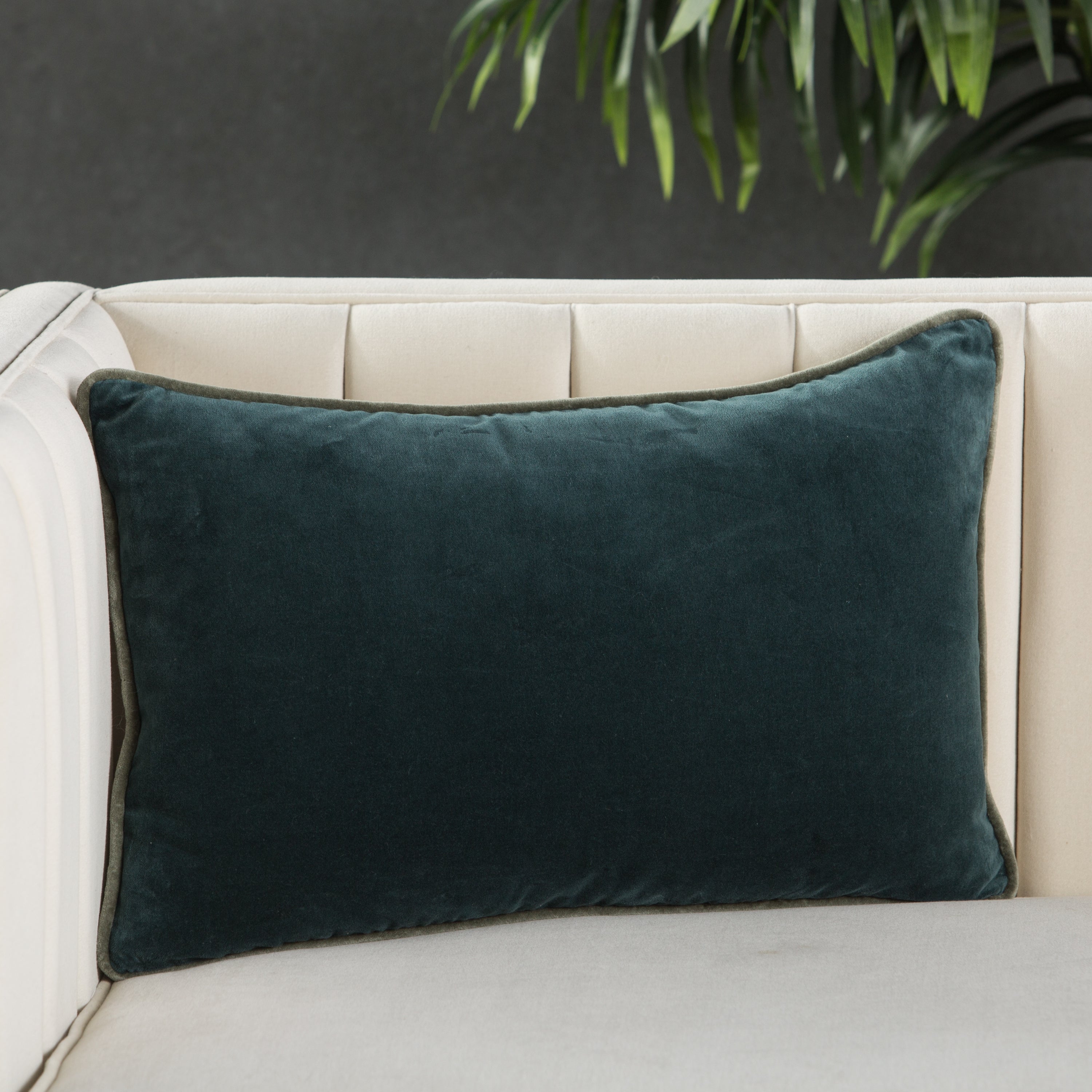 Jaipur Living Lyla Pillow - Teal/Cream (EMS03)