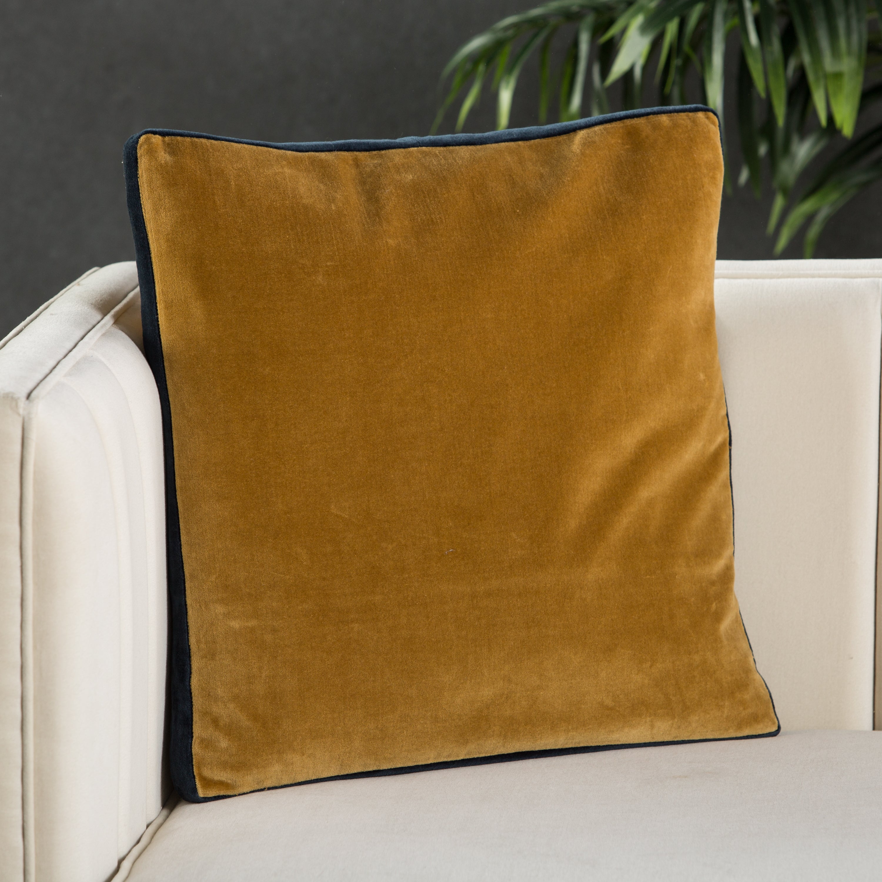Jaipur Living Bryn Pillow - Gold/Navy (EMS05)