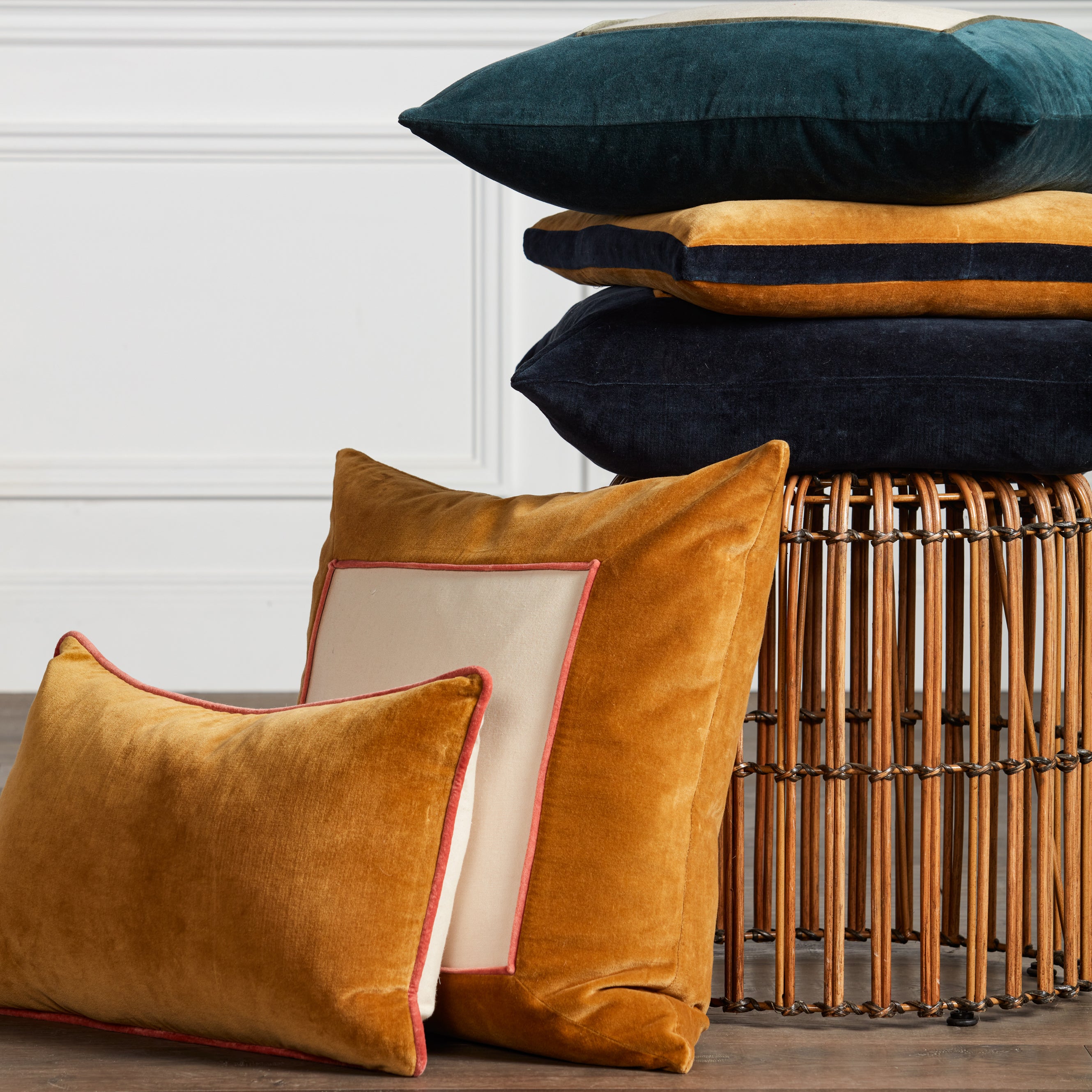 Jaipur Living Bryn Pillow - Gold/Navy (EMS05)
