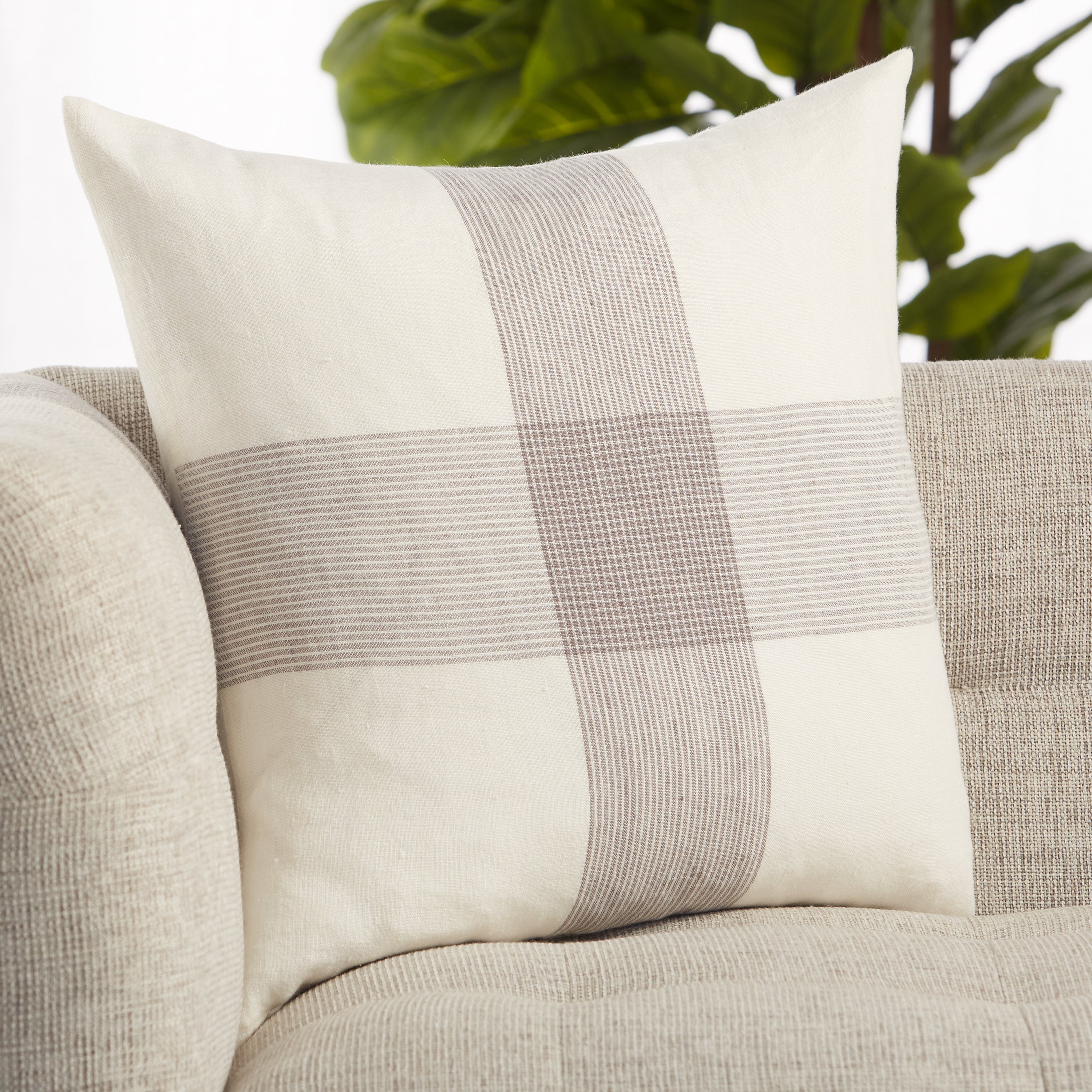 Label J Pembroke Pillow - White/Gray (GAL01)