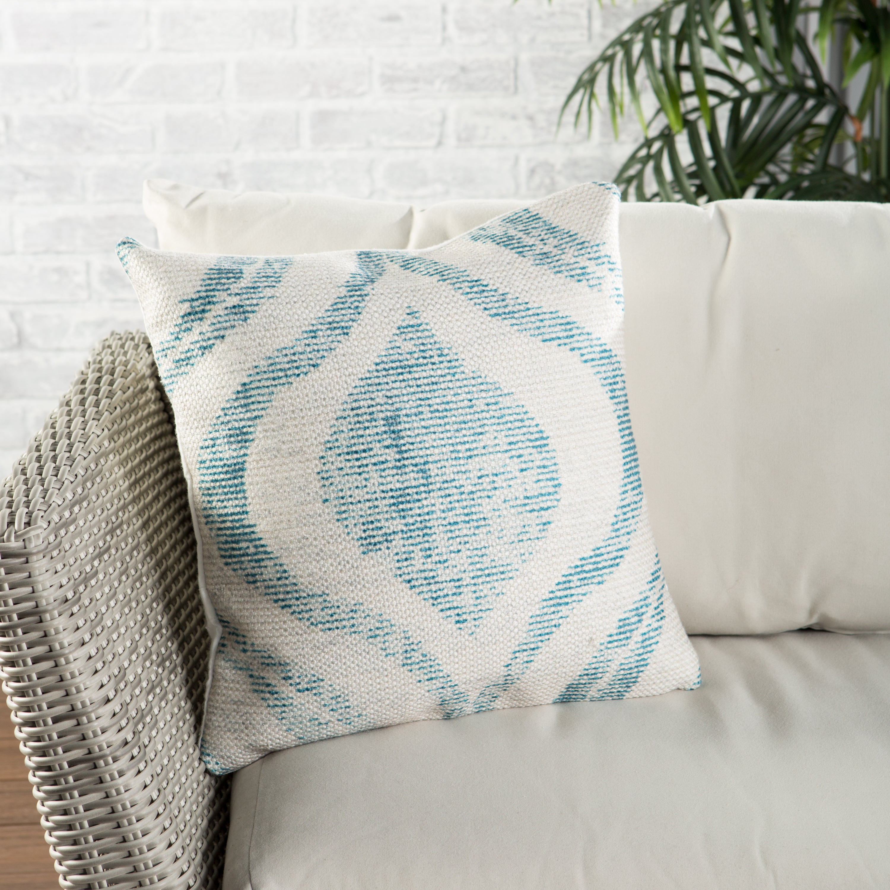 Jaipur Living Cymbal Pillow - Teal/Cream (GRN07)