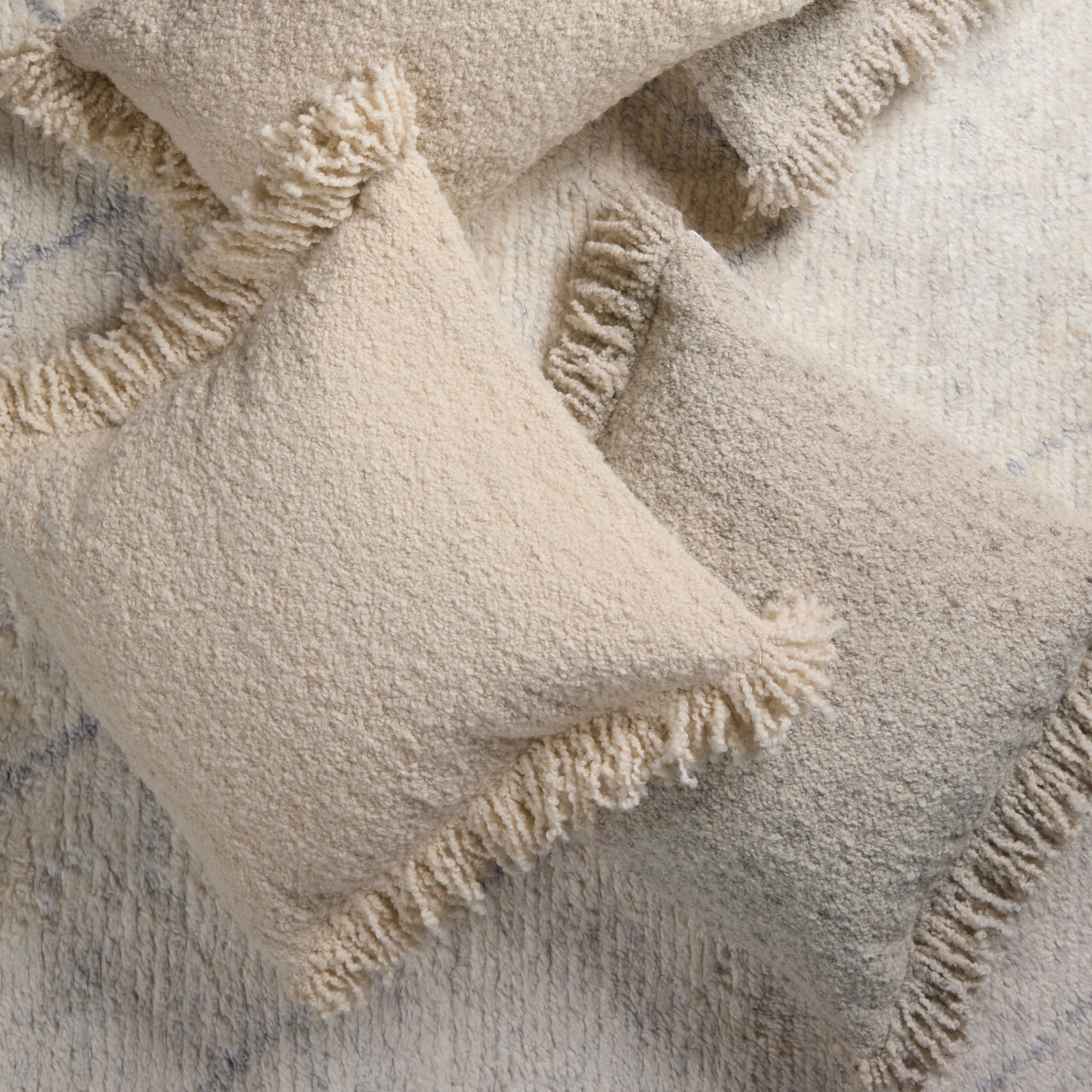 Jaipur Living Kinsey Pillow - Light Gray (HIG01)