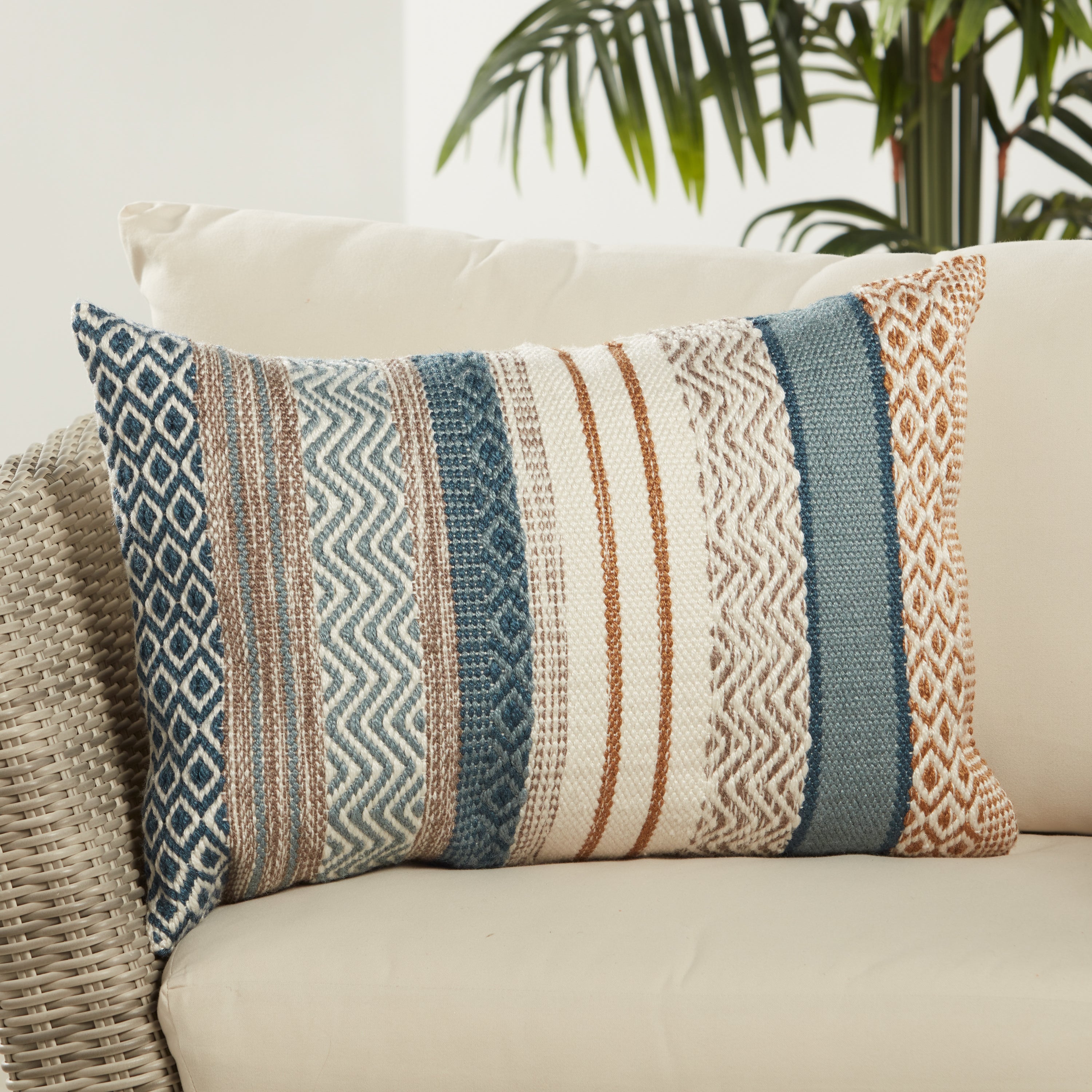 Jaipur Living Fleeta Pillow - Blue/Gold (ISK03)
