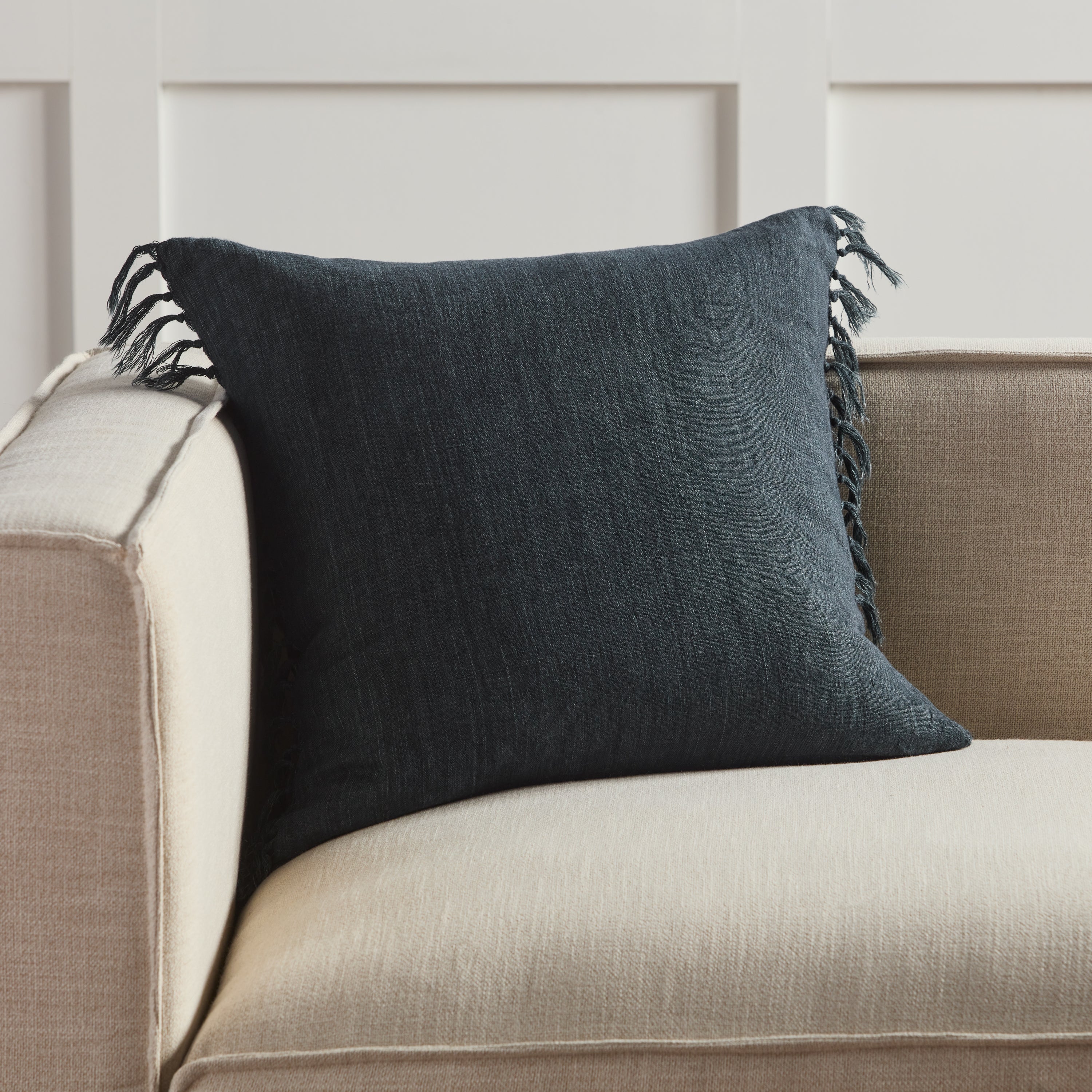 Jaipur Living Majere Pillow - Navy (JEM01)