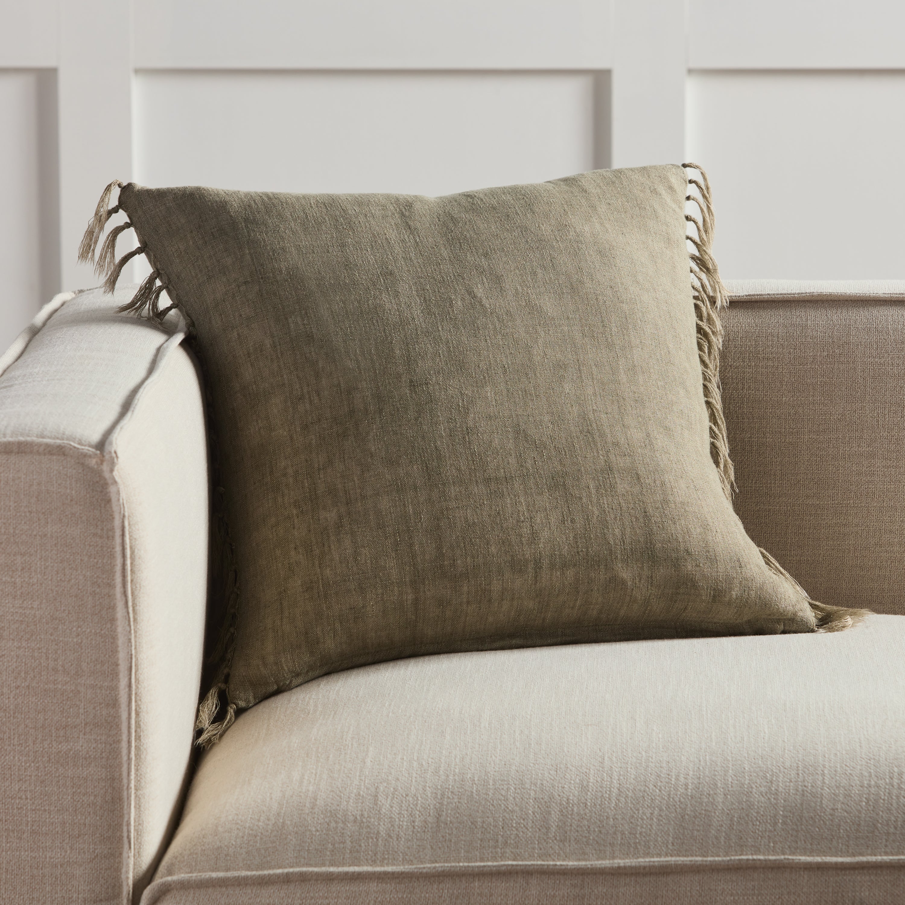 Jaipur Living Majere Pillow - Sage (JEM04)