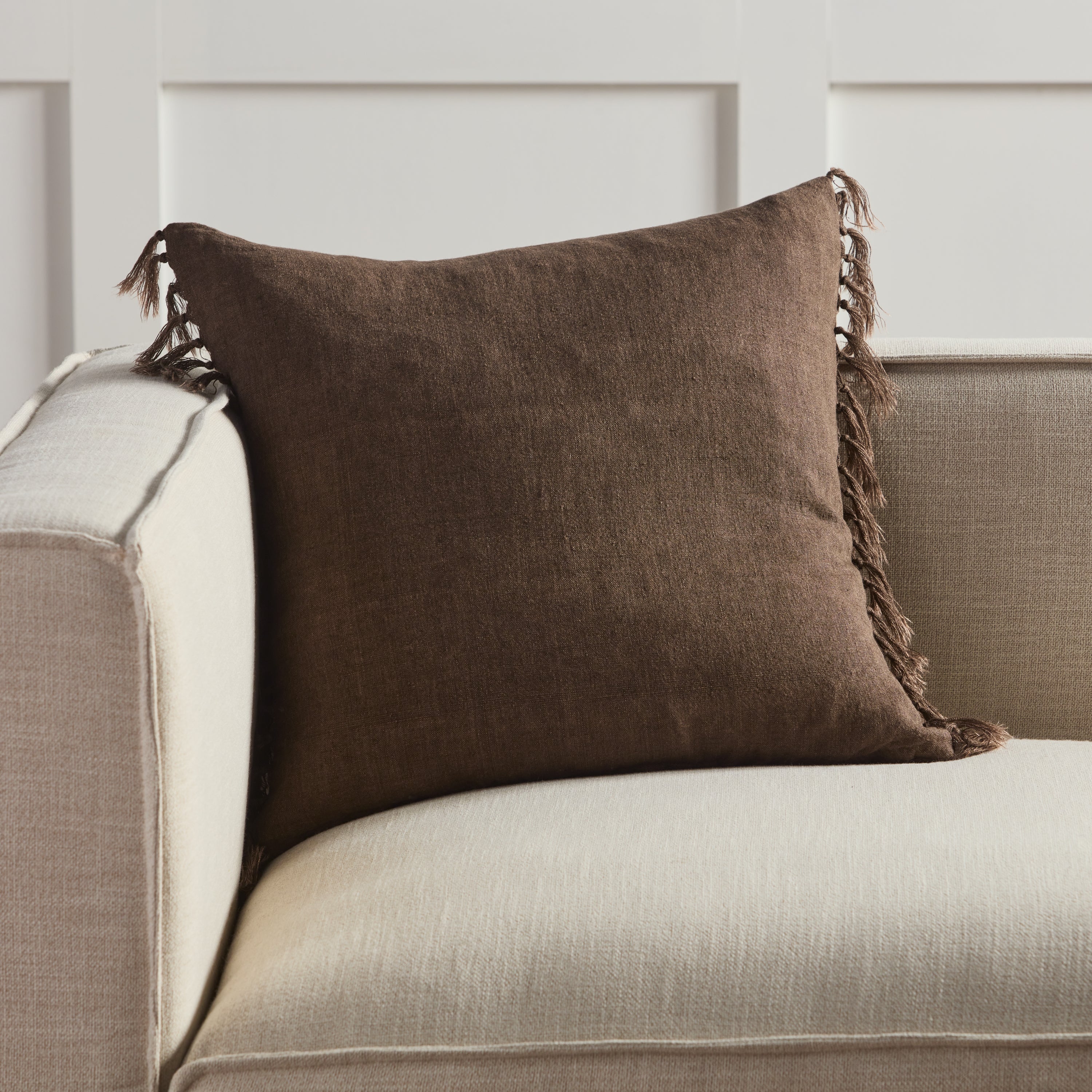 Jaipur Living Majere Pillow - Brown (JEM05)