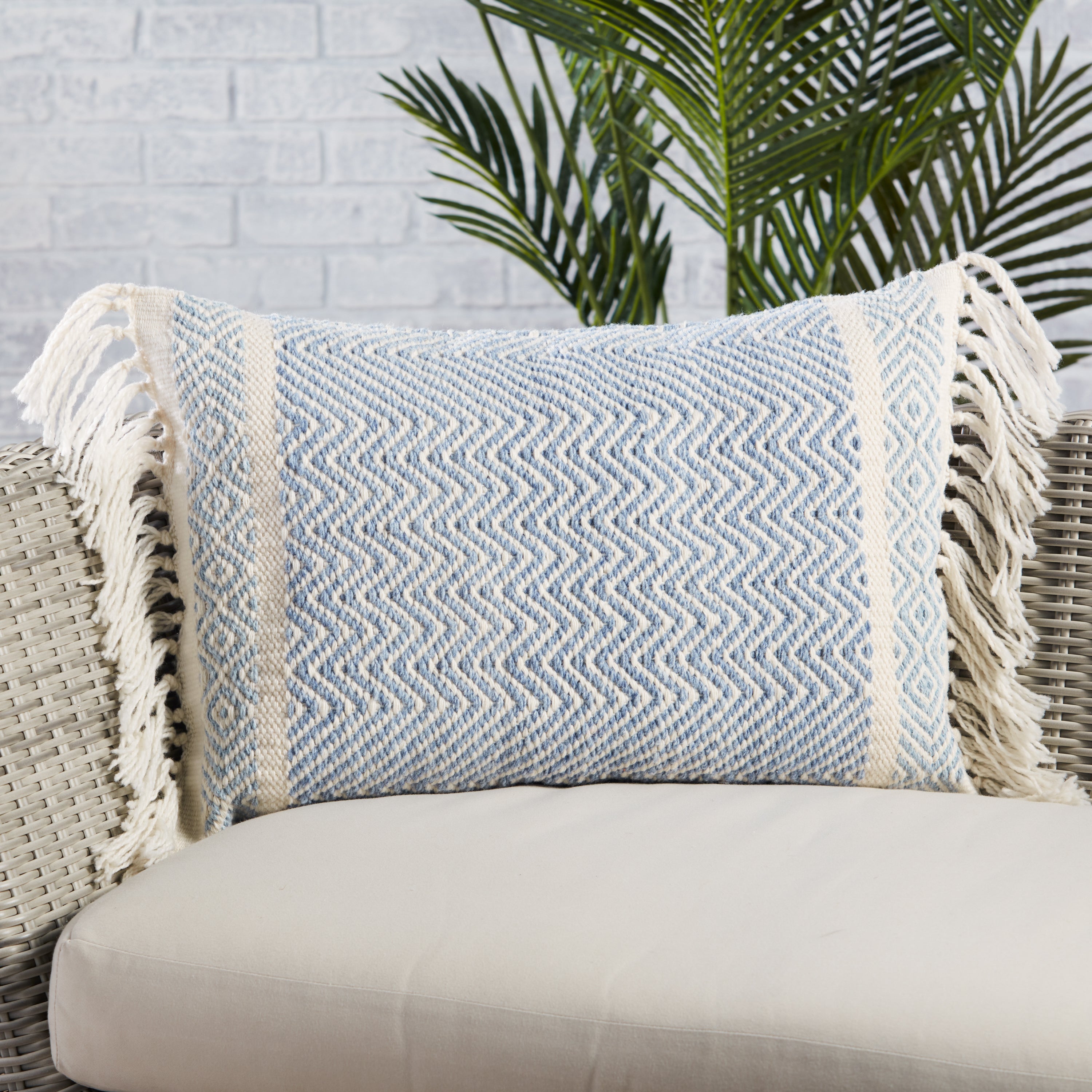 Label J Iker Pillow - Light Blue/Ivory (LIR03)