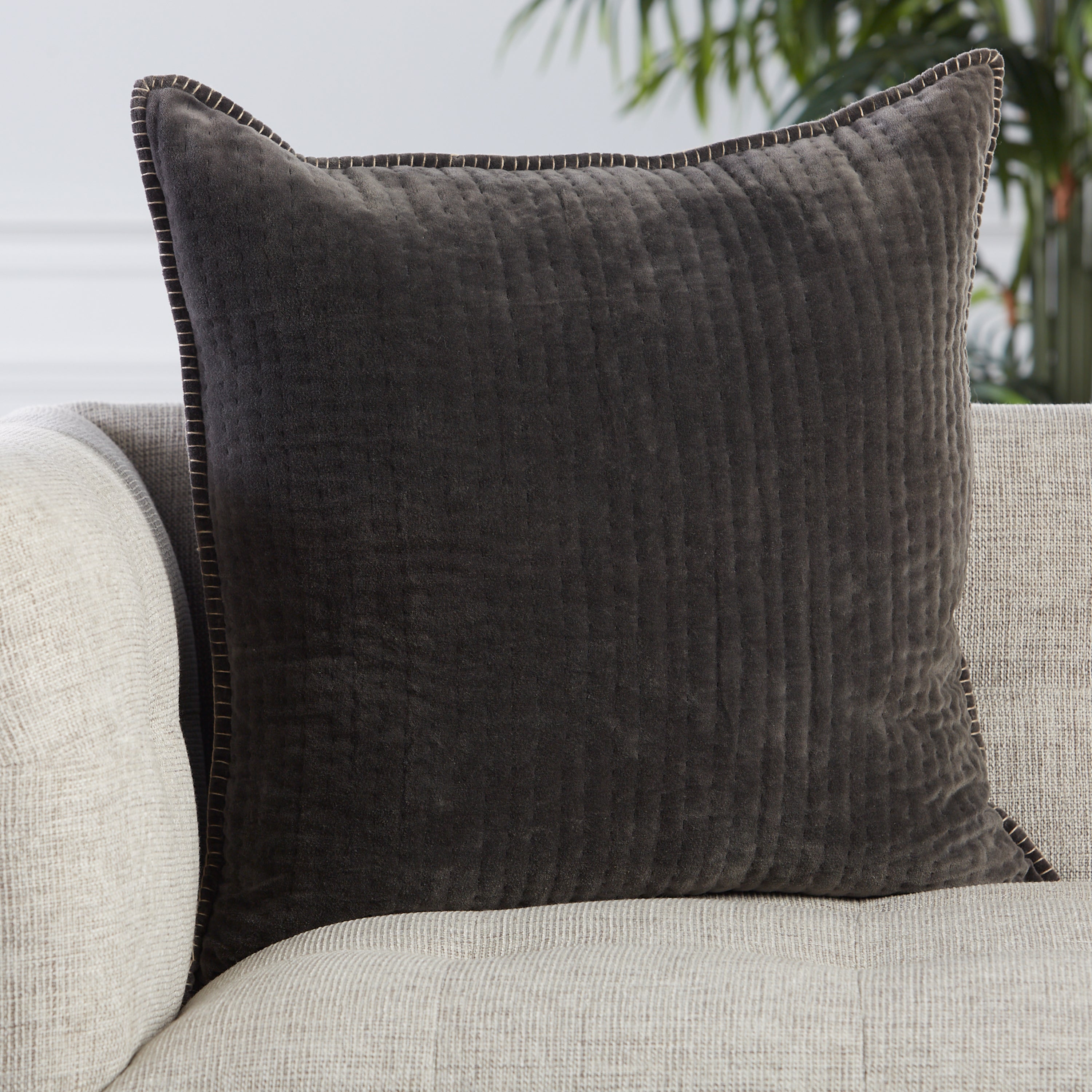 Jaipur Living Beaufort Pillow - Dark Gray/White (LXG02)