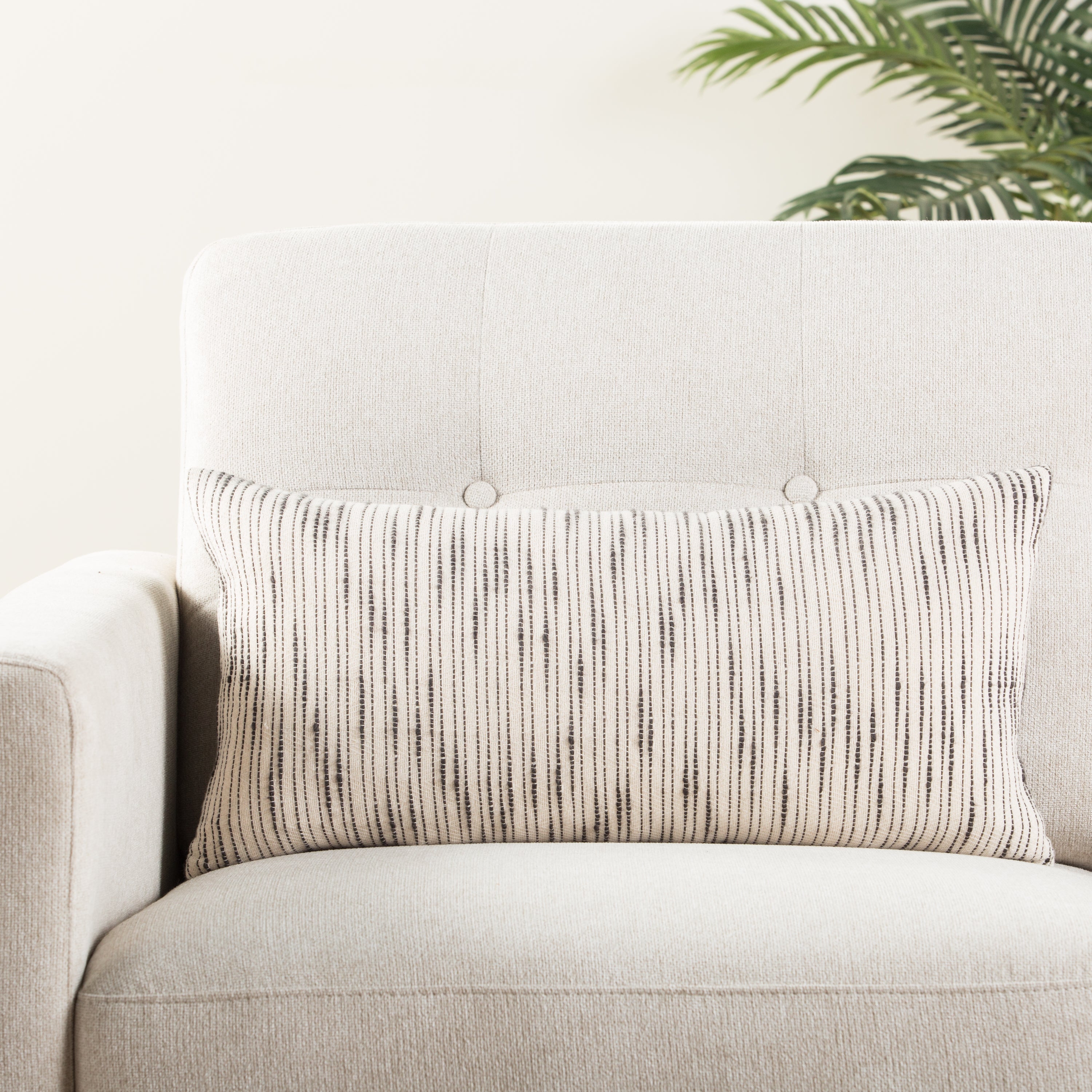 Jaipur Living Linnean Pillow - White/Gray (MCO01)