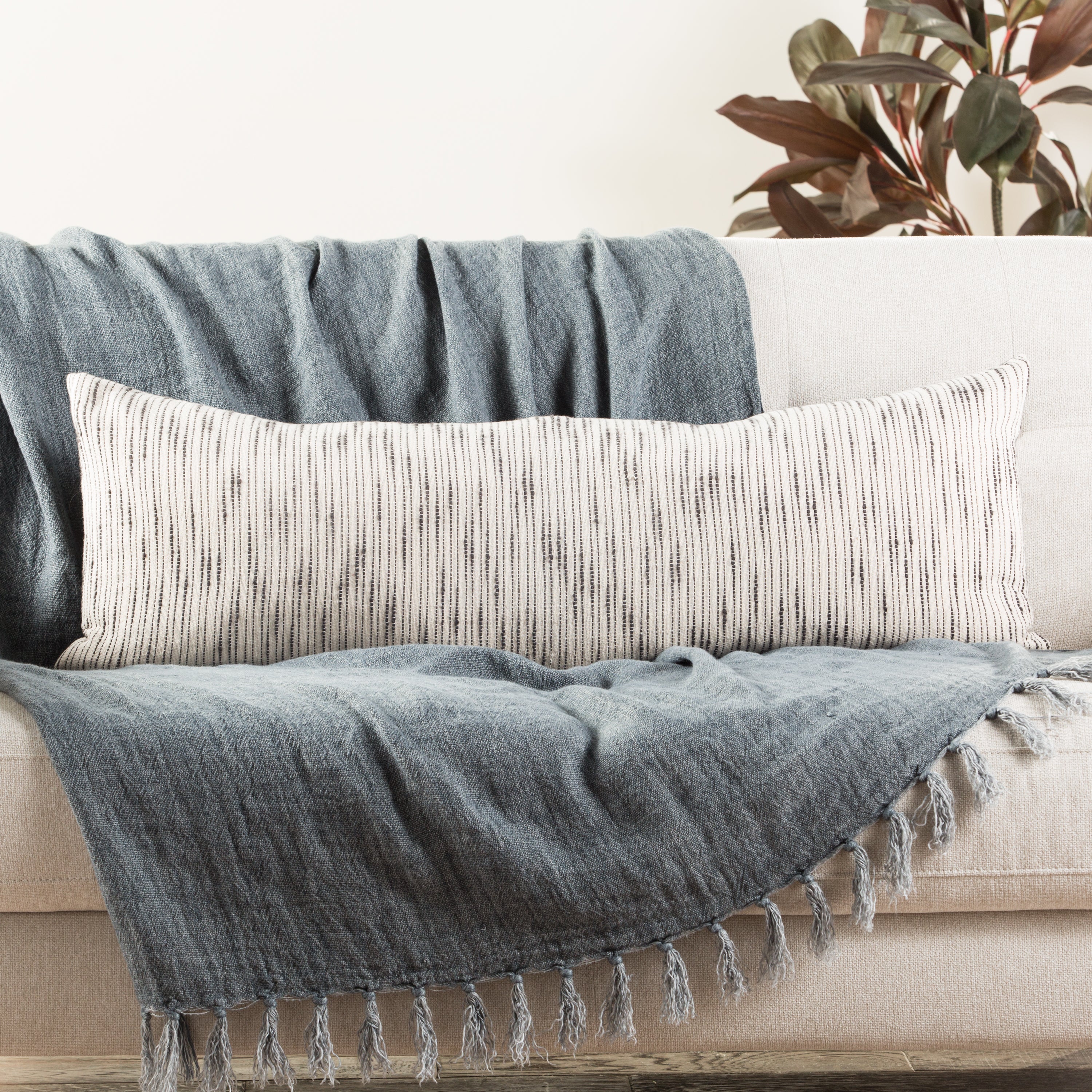 Jaipur Living Linnean Pillow - White/Gray (MCO02)