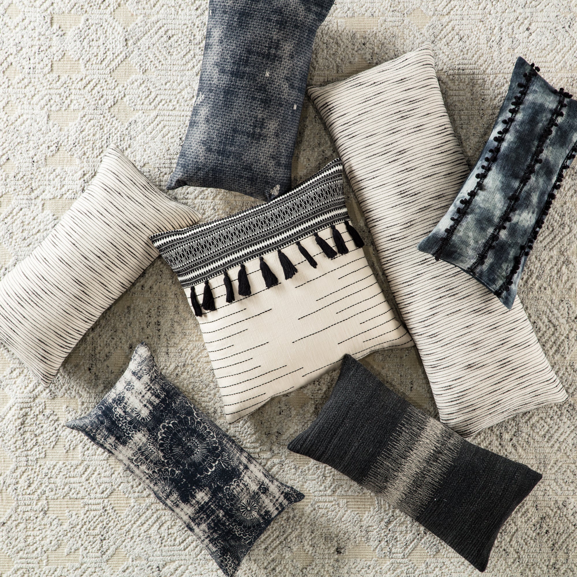 Jaipur Living Aravalli Pillow - Black/Gray (MCO08)