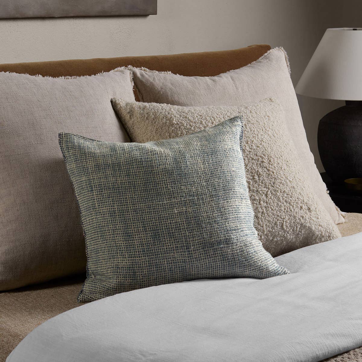 Jaipur Living Margosa Pillow - Tan/Blue (MGP20)