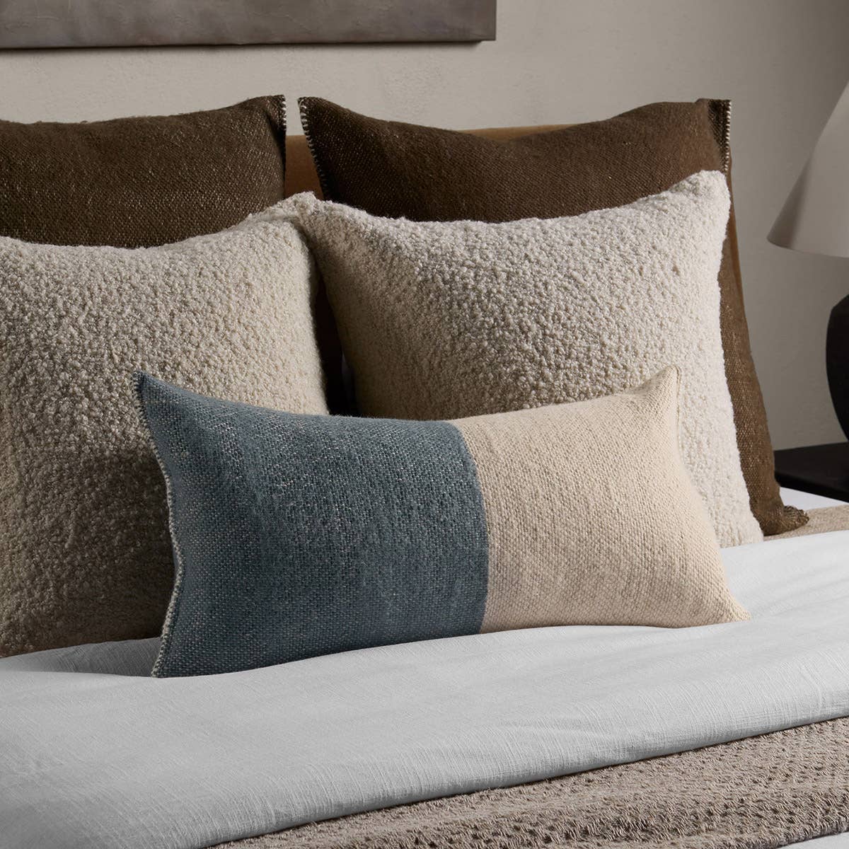 Jaipur Living Margosa Pillow - Tan/Blue (MGP21)