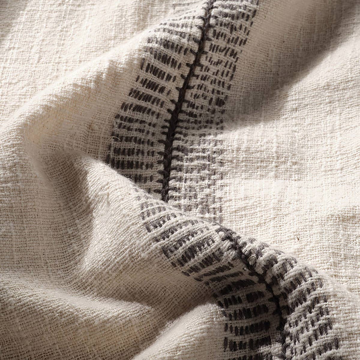 Jaipur Living Margosa Pillow - Tan/Gray (MGP26)