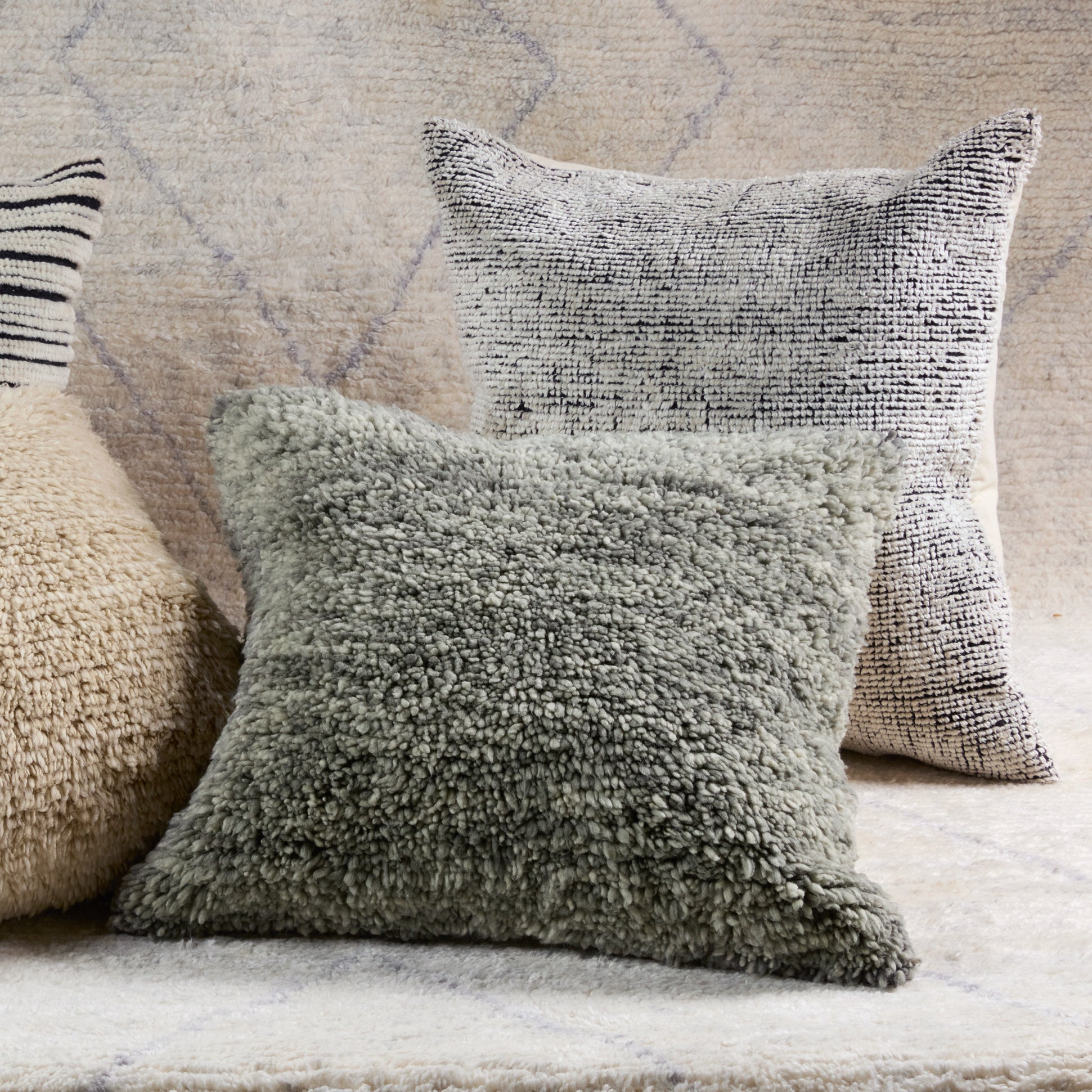 Jaipur Living Bacci Pillow - Cream/Black (MNT01)