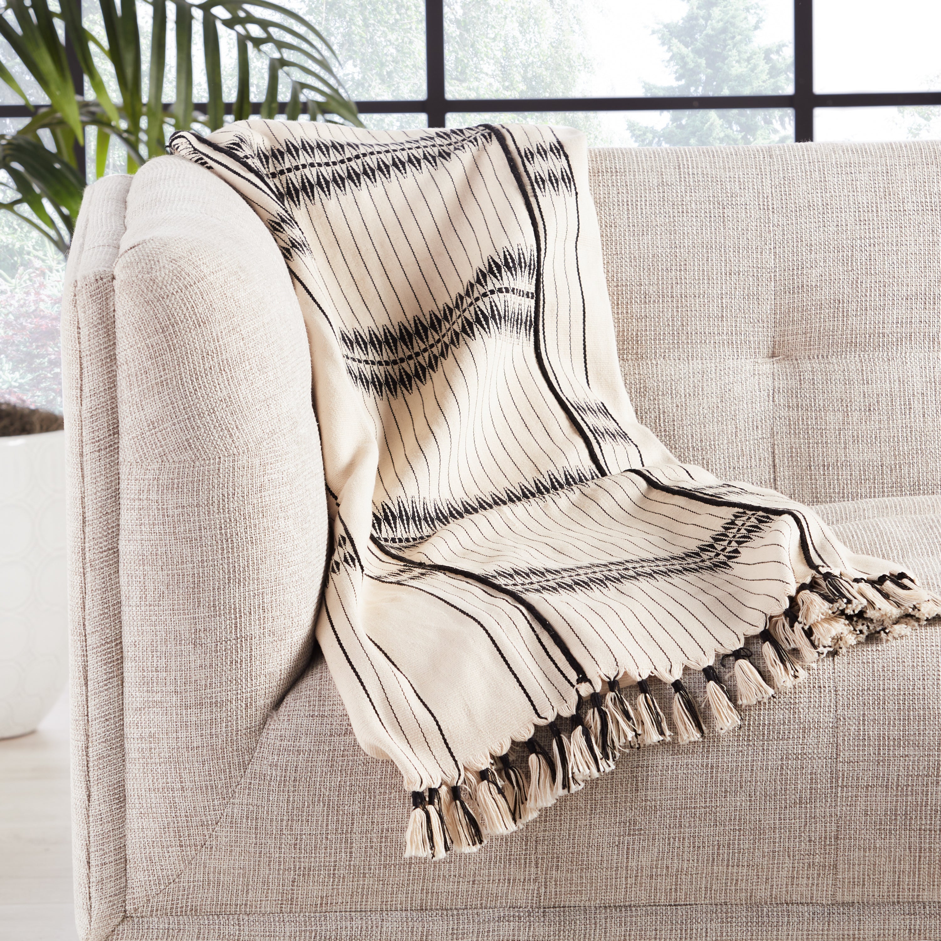Jaipur Living Saramati Throw - Cream/Black (NGD04)