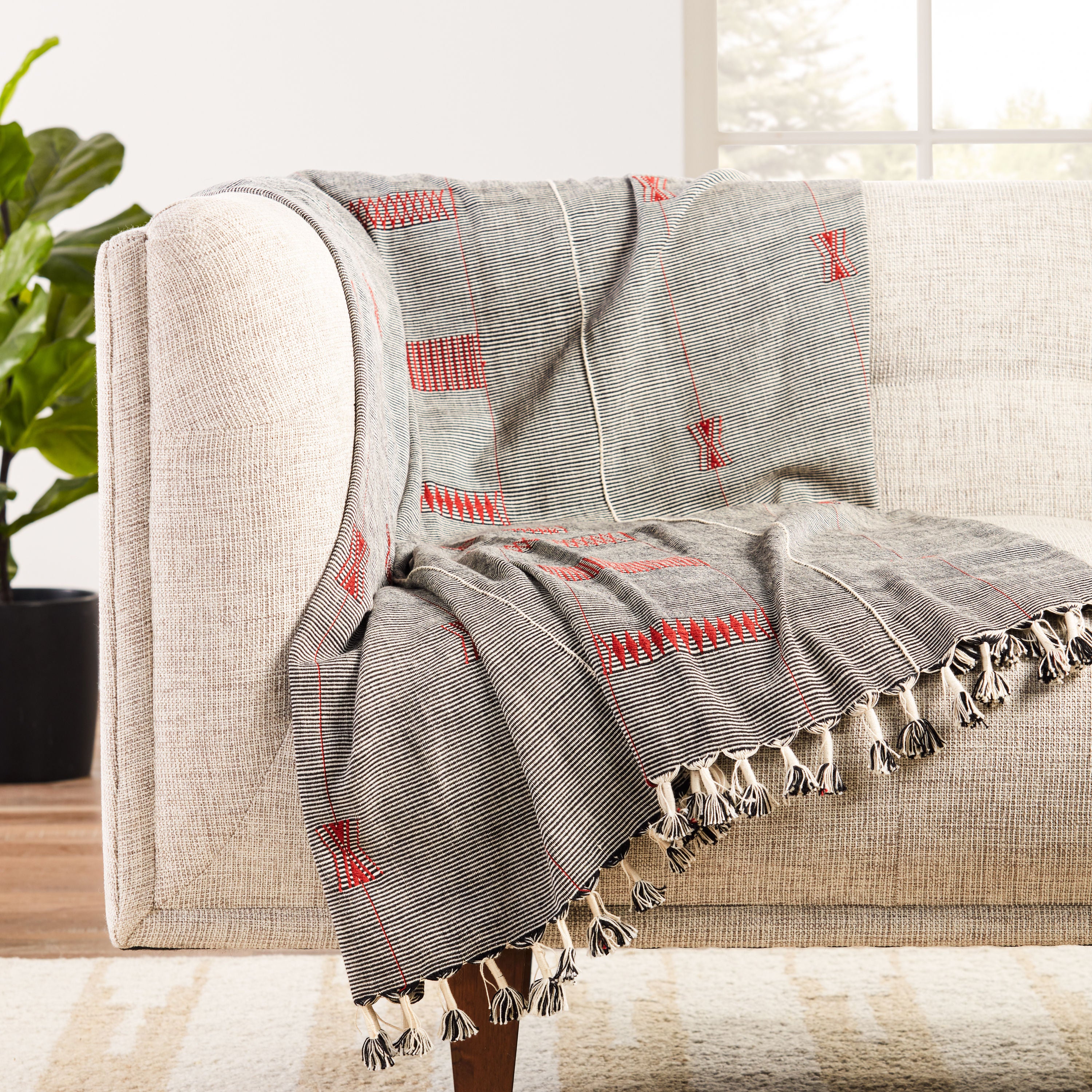 Jaipur Living Hebron Throw - Black/Red (NGD07)