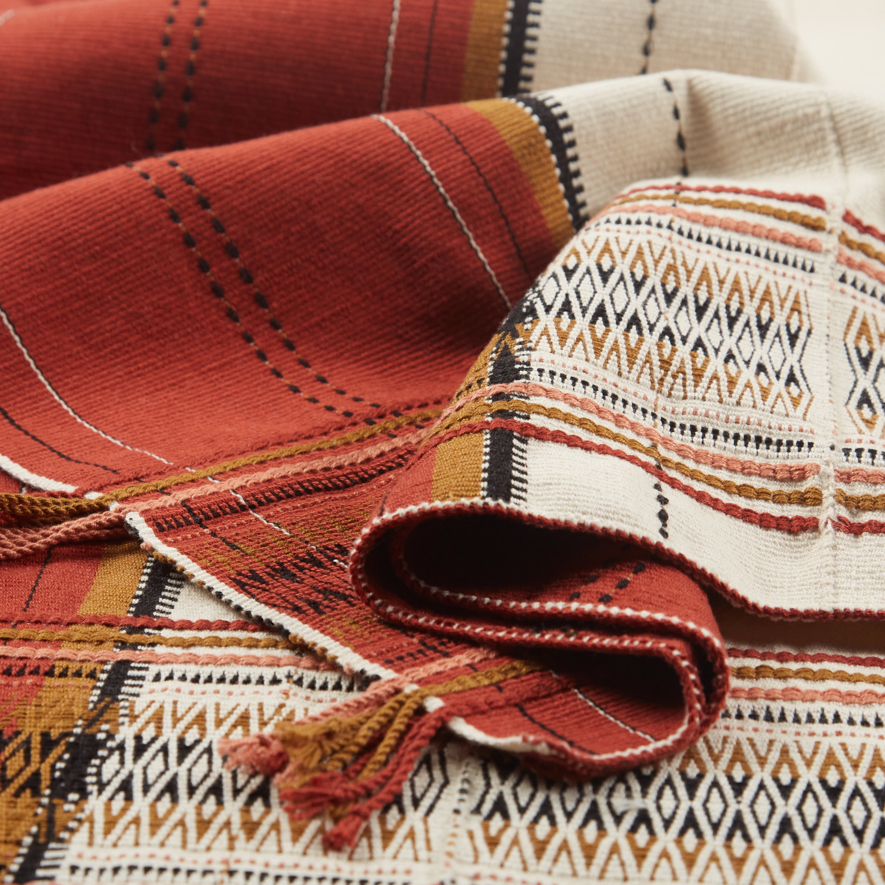 Jaipur Living Angami Throw - Red/Cream (NGD09)
