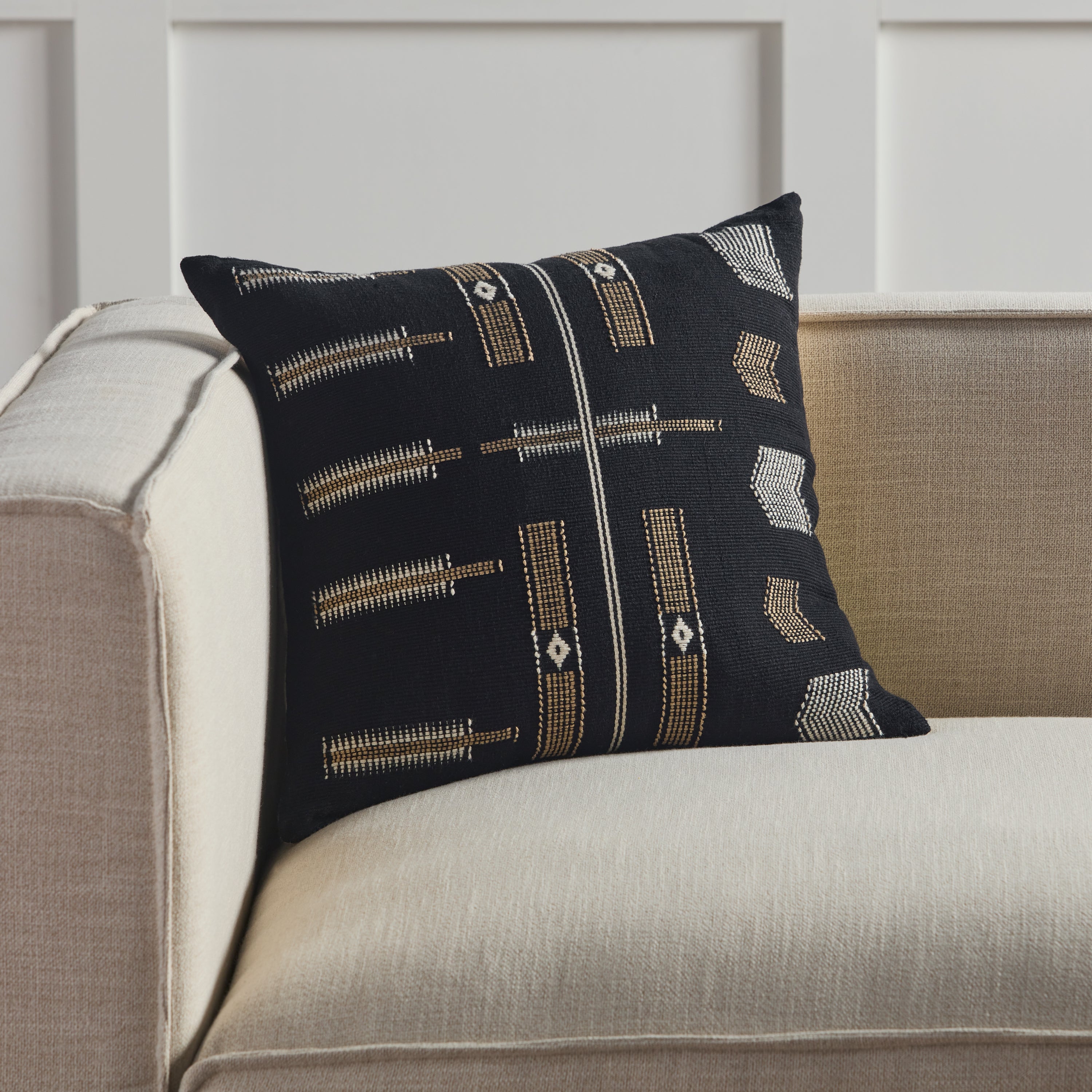 Jaipur Living Longkhum Pillow - Black/Tan (NGW14)