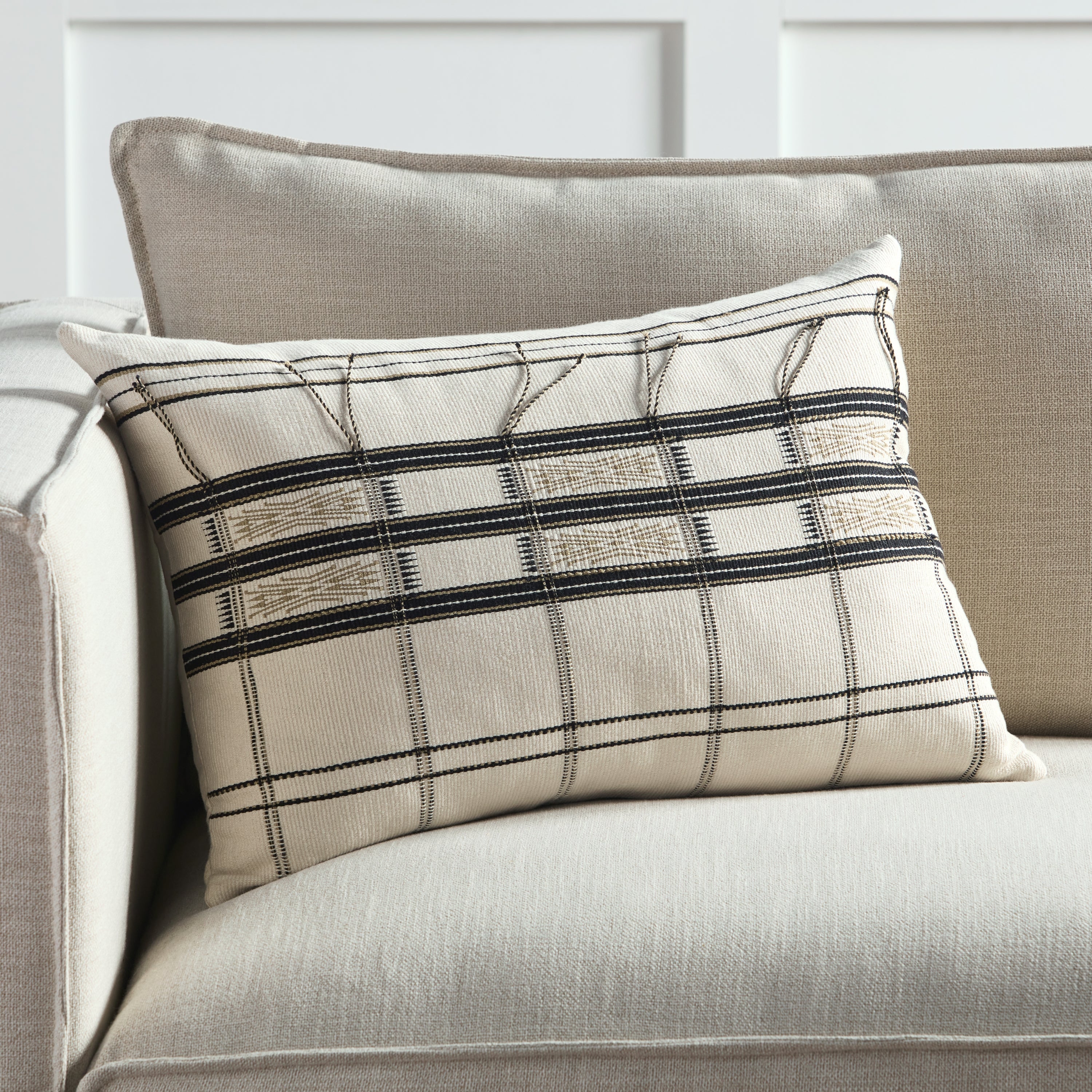 Jaipur Living Merima Pillow - Black/Cream (NGW19)