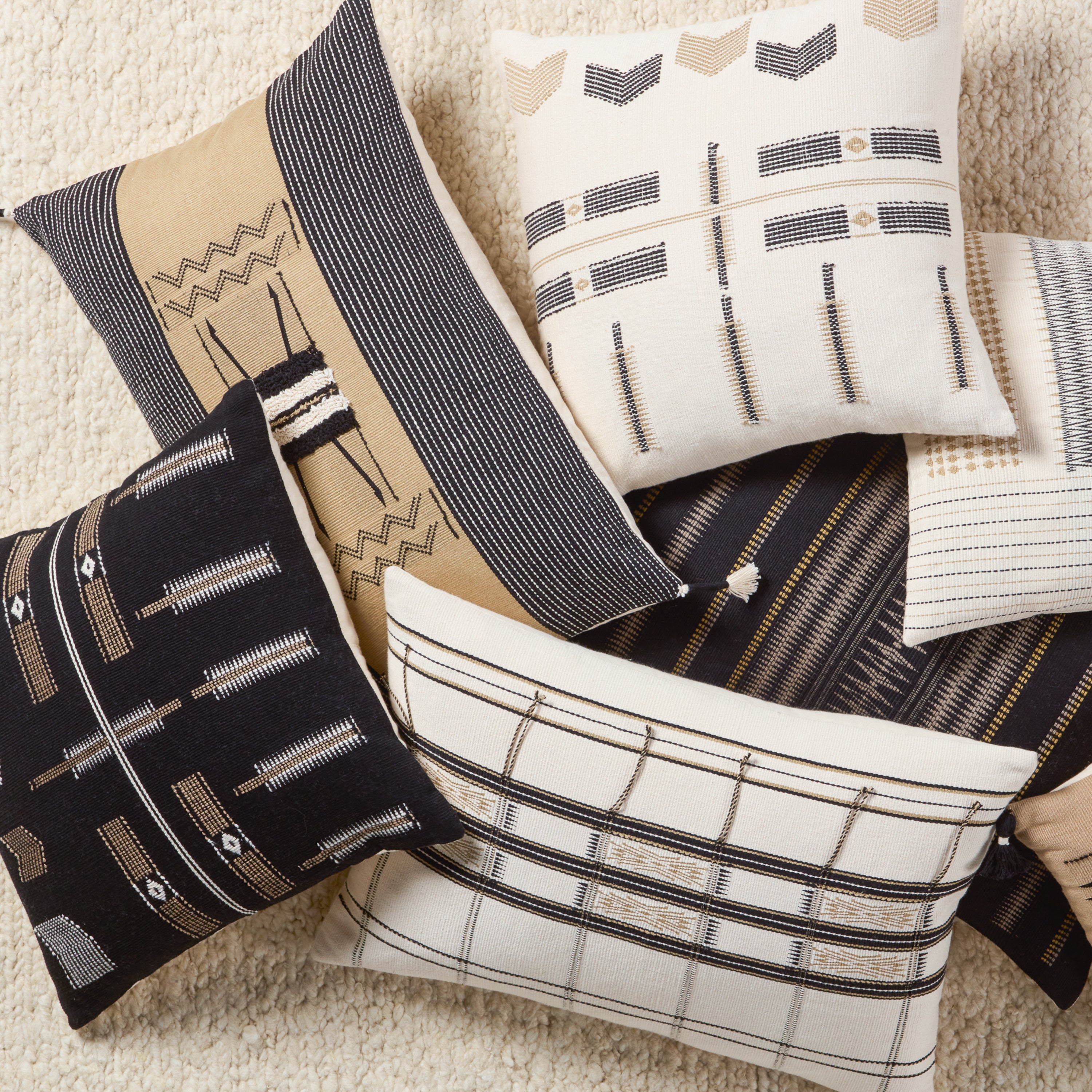 Jaipur Living Merima Pillow - Black/Cream (NGW19)