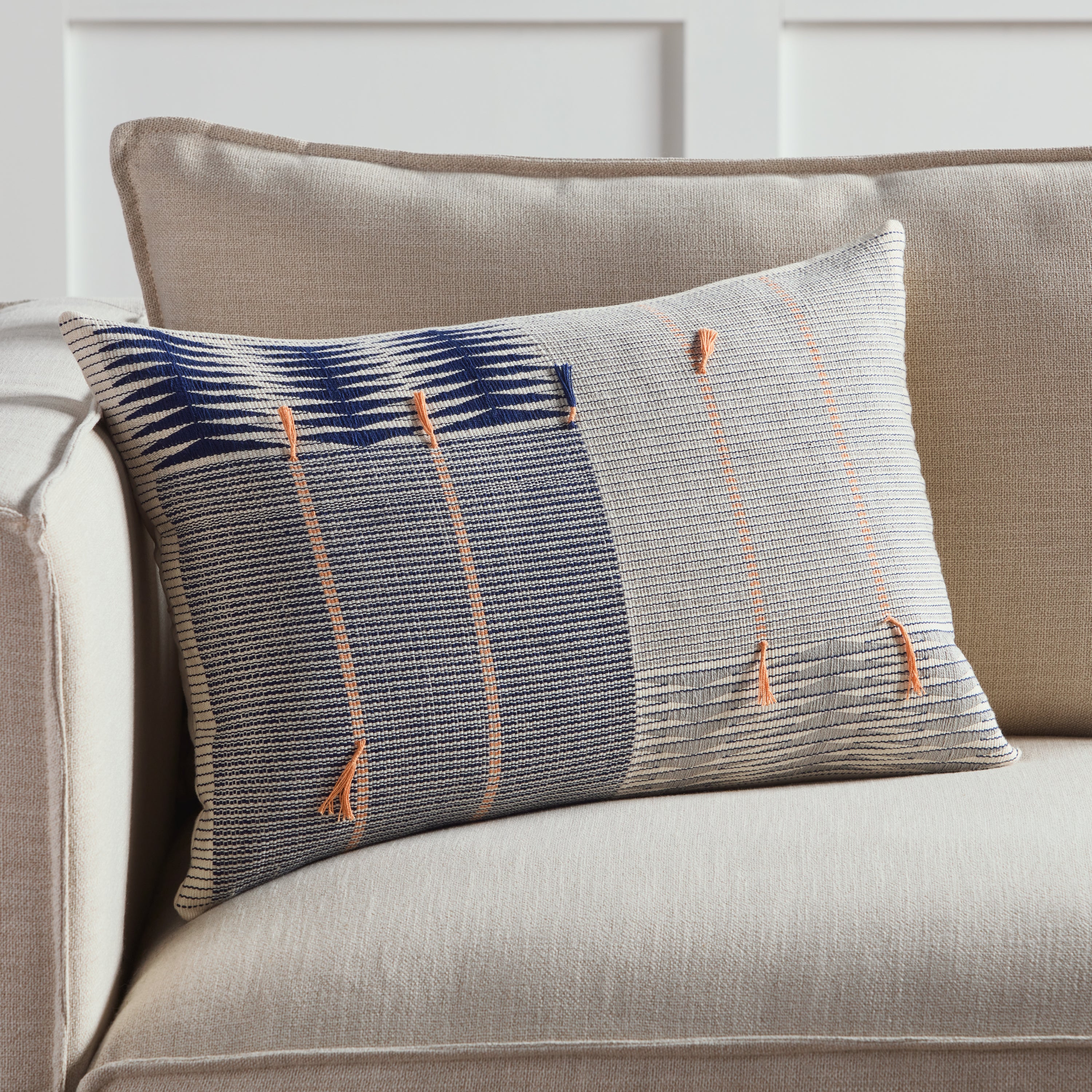 Jaipur Living Jotsoma Pillow - Navy/Silver (NGW20)