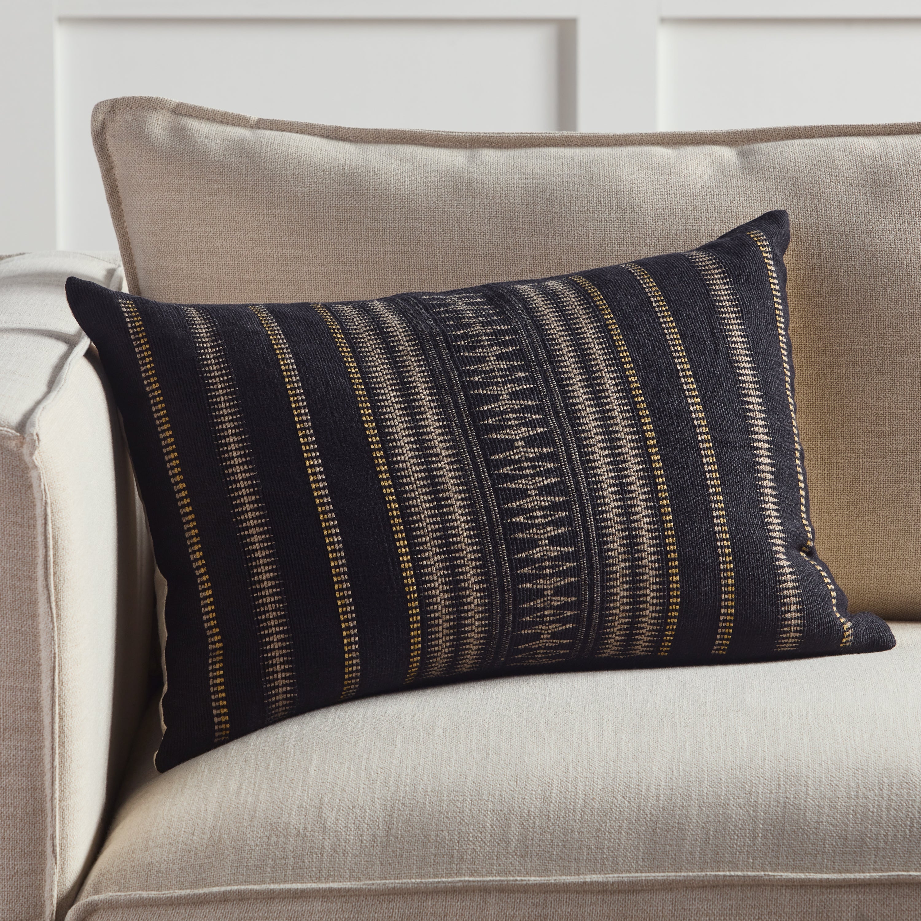 Jaipur Living Dzukou Pillow - Black/Taupe (NGW30)