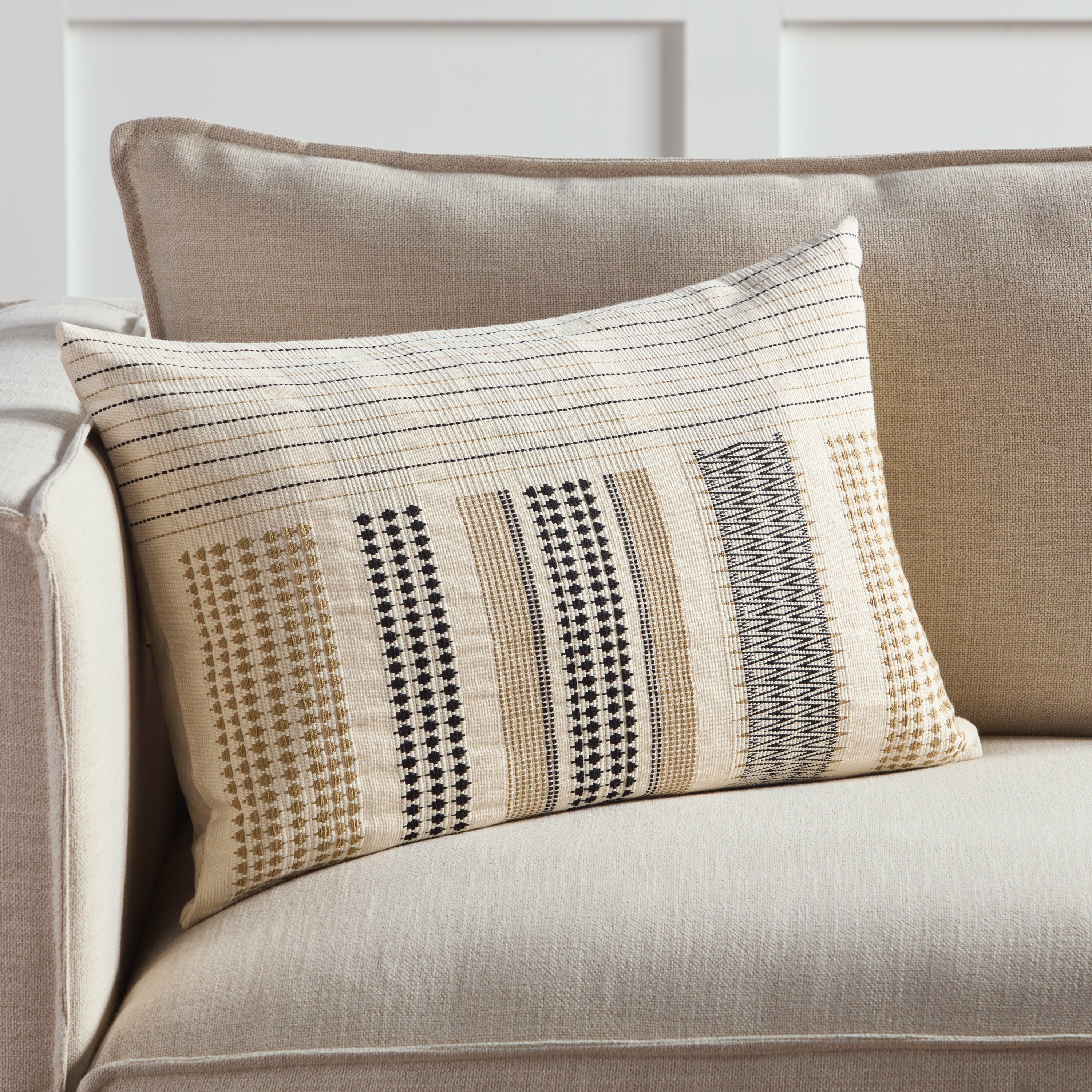 Jaipur Living Lumami Pillow - Cream/Black (NGW38)