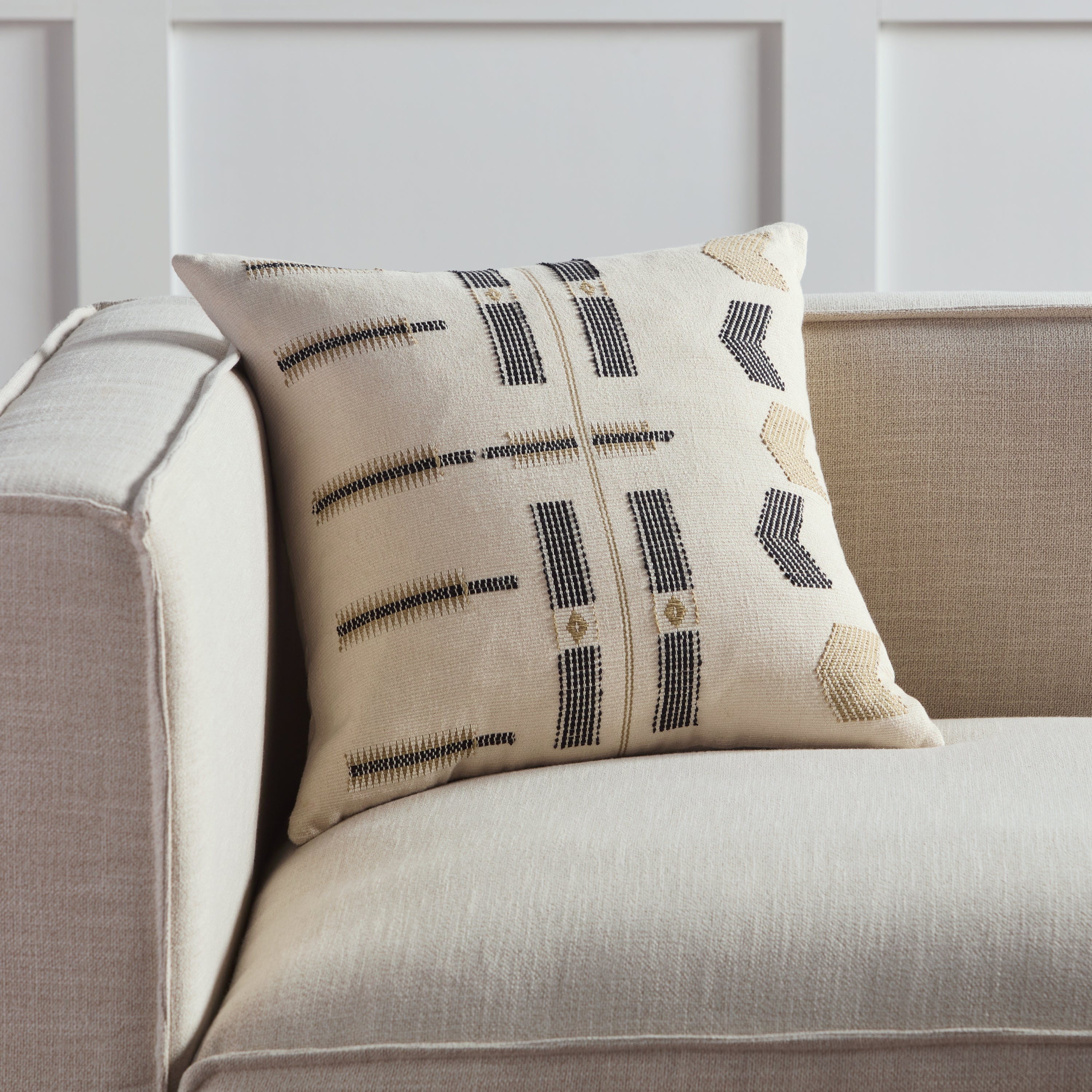 Jaipur Living Longkhum Pillow - Cream/Black (NGW40)