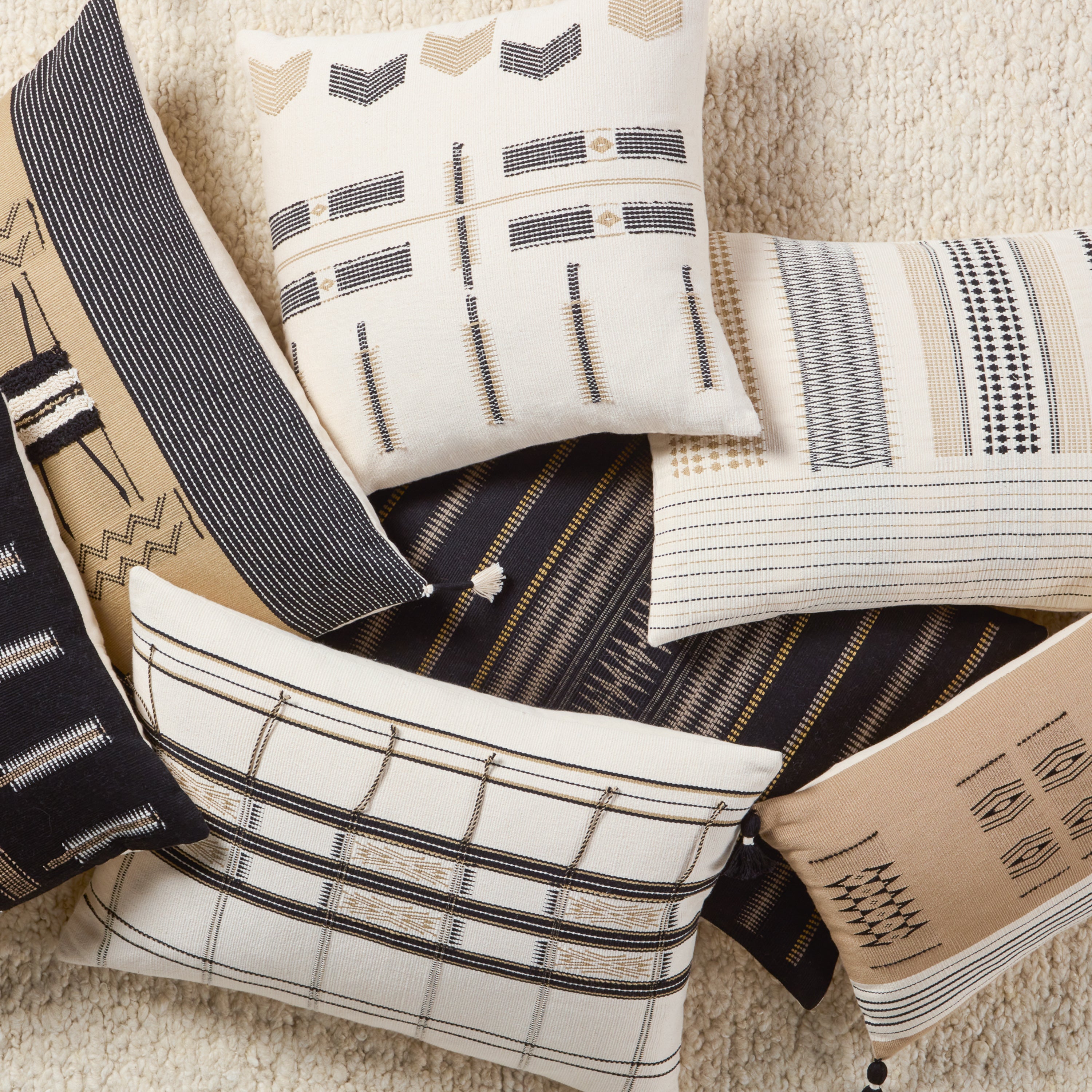 Jaipur Living Longkhum Pillow - Cream/Black (NGW40)