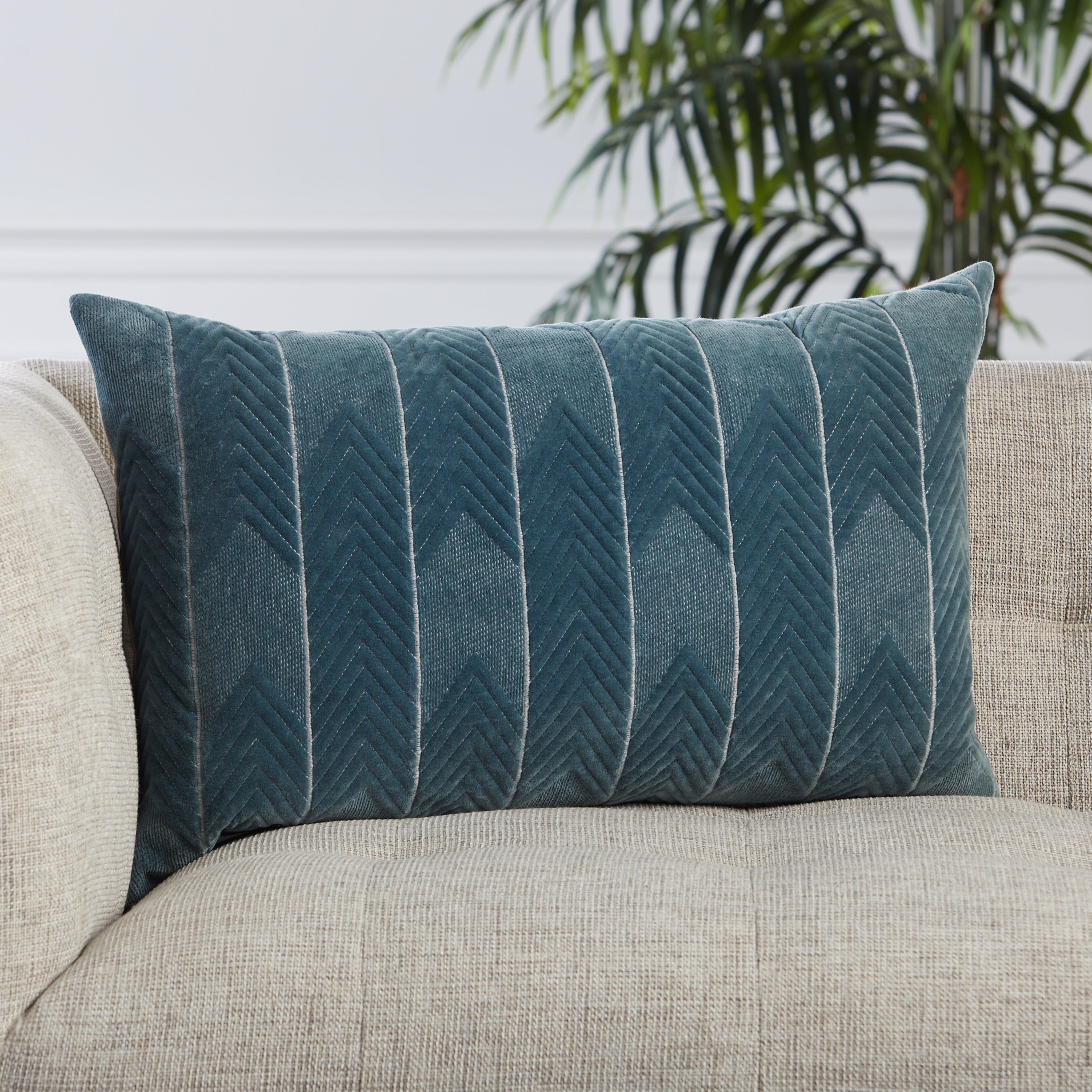 Jaipur Living Bourdelle Pillow - Blue/White (NOU23)