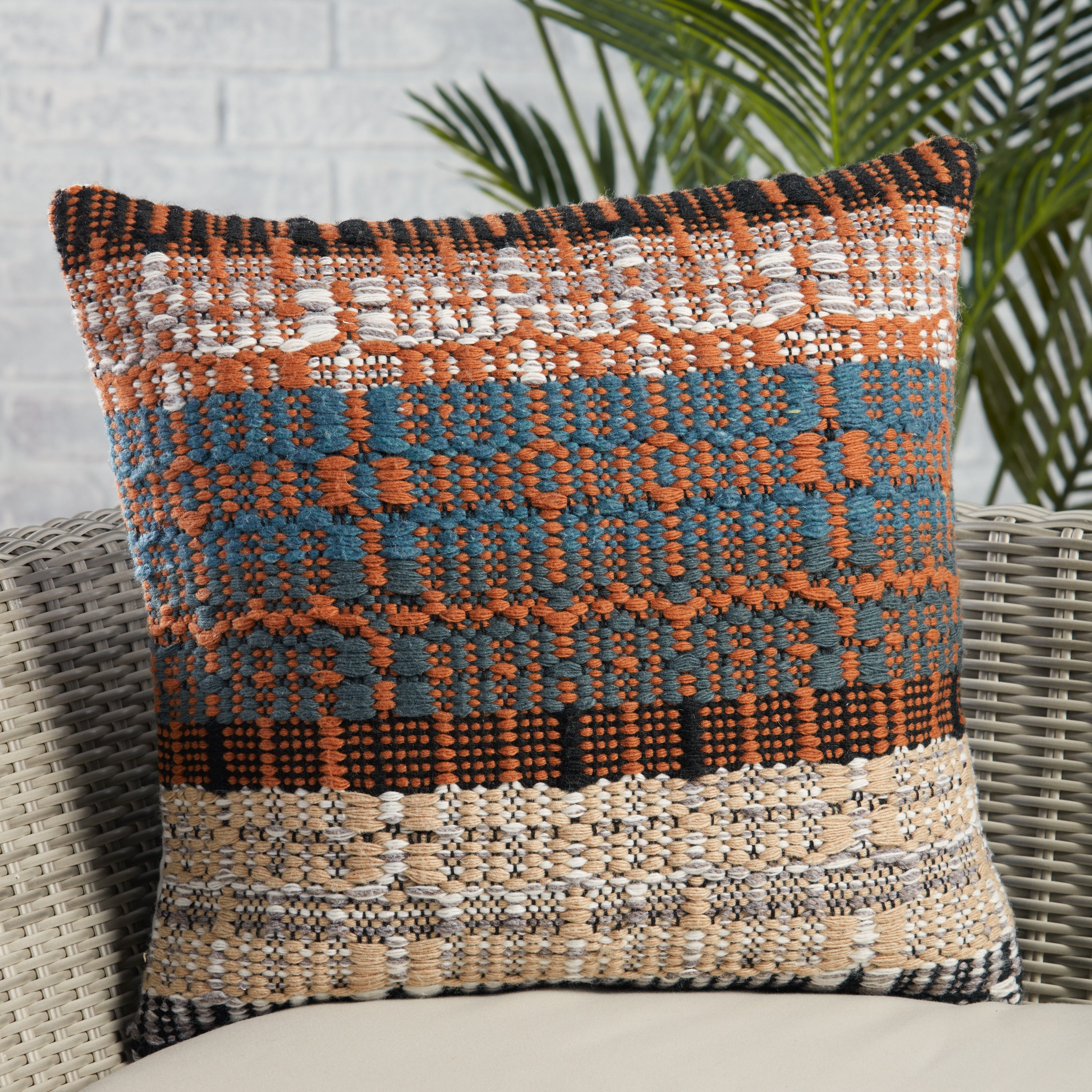 Jaipur Living Zyan Pillow - Orange/Blue (NZK03)