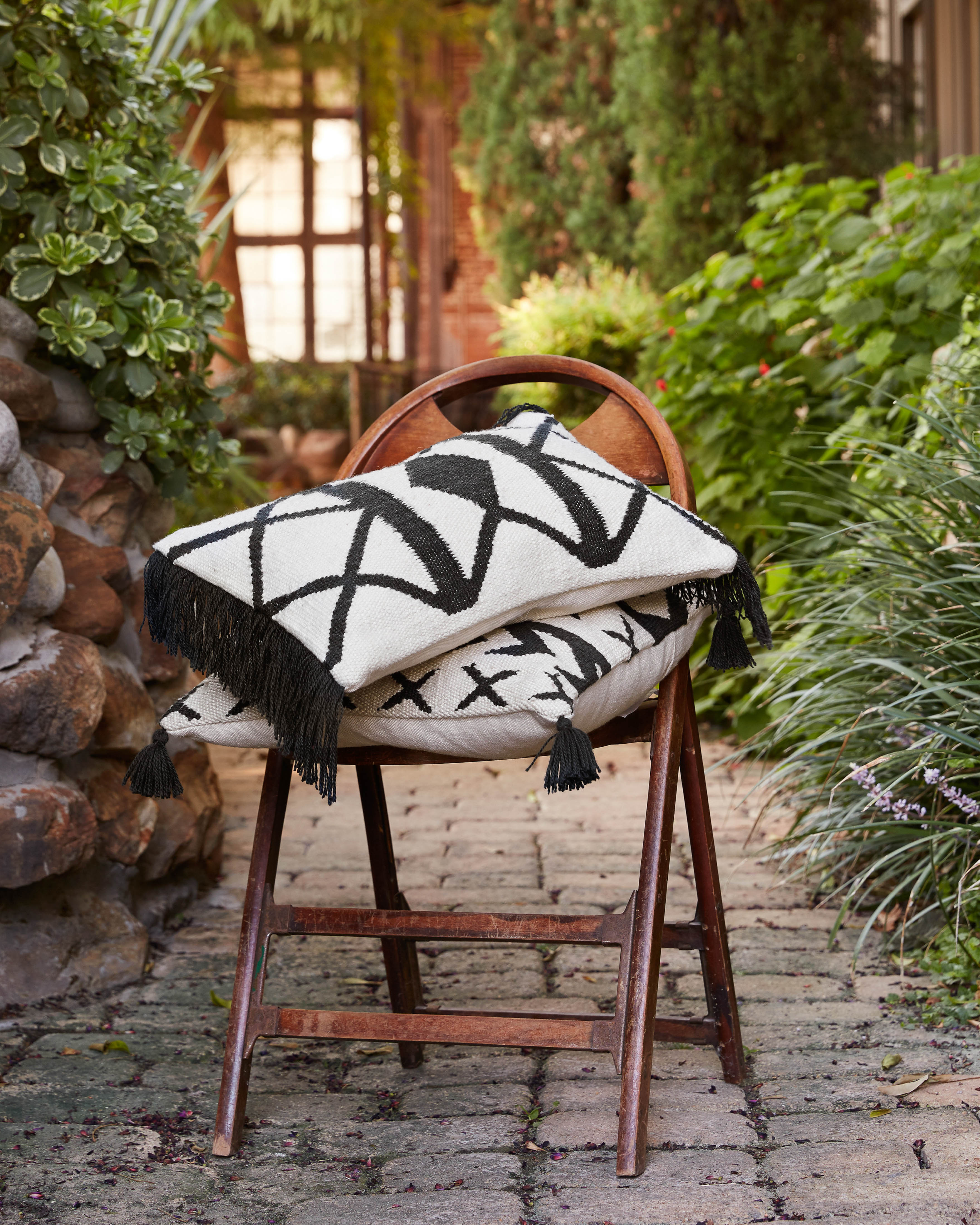 Loloi Pillow - Black / Ivory (P0502)
