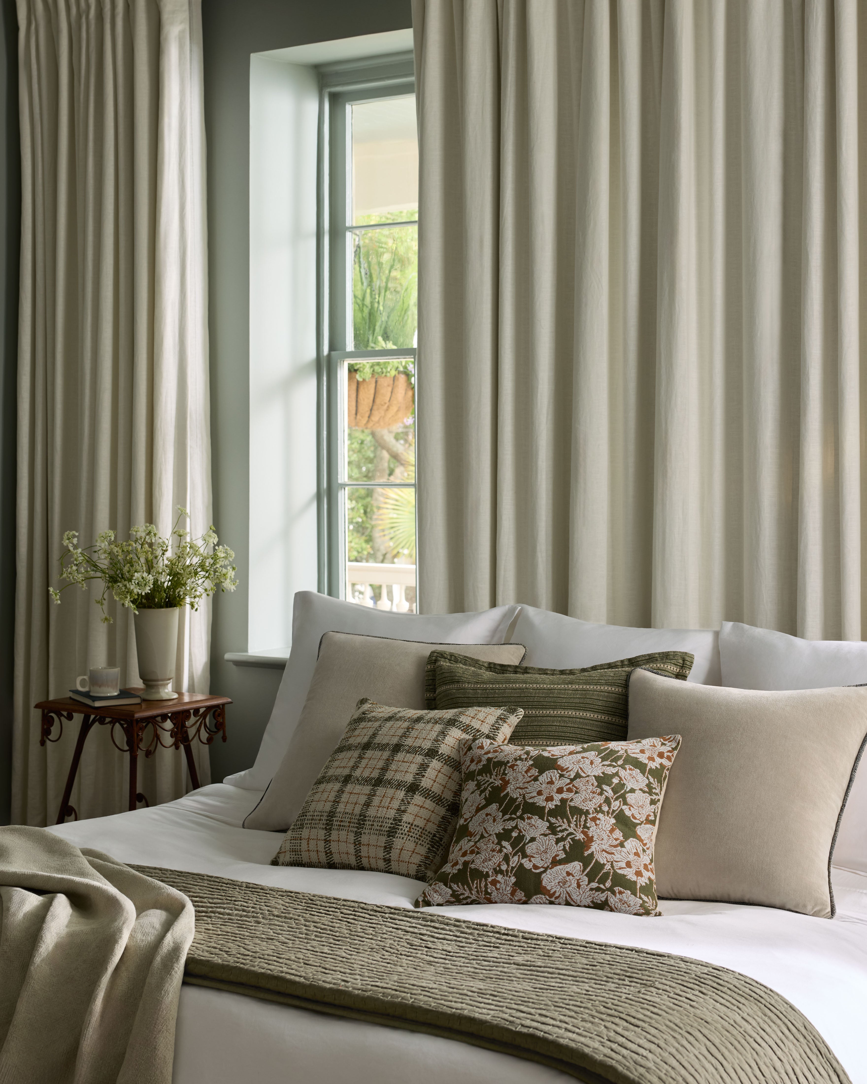 Chris Loves Julia x Loloi Walter Pillow - Green / Ivory (PCJ0027)