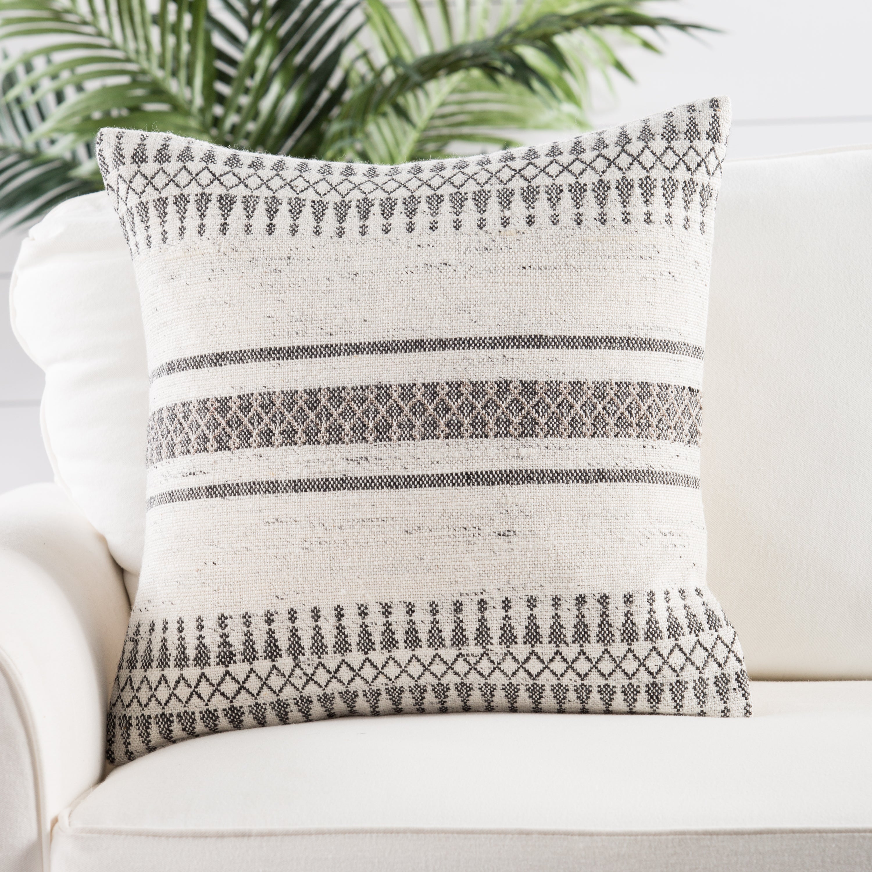 Jaipur Living Pey-02 Pillow - Gray/Ivory (PEY02)