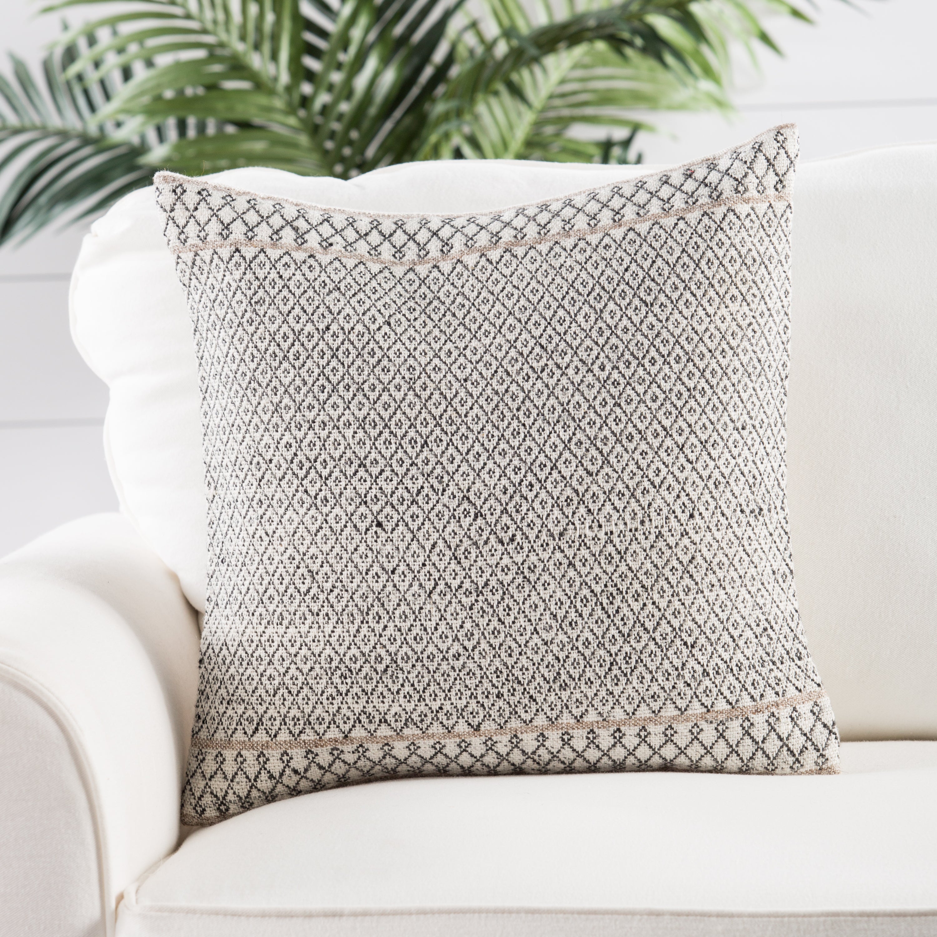 Jaipur Living Pey-03 Pillow - Ivory/Dark Gray (PEY03)