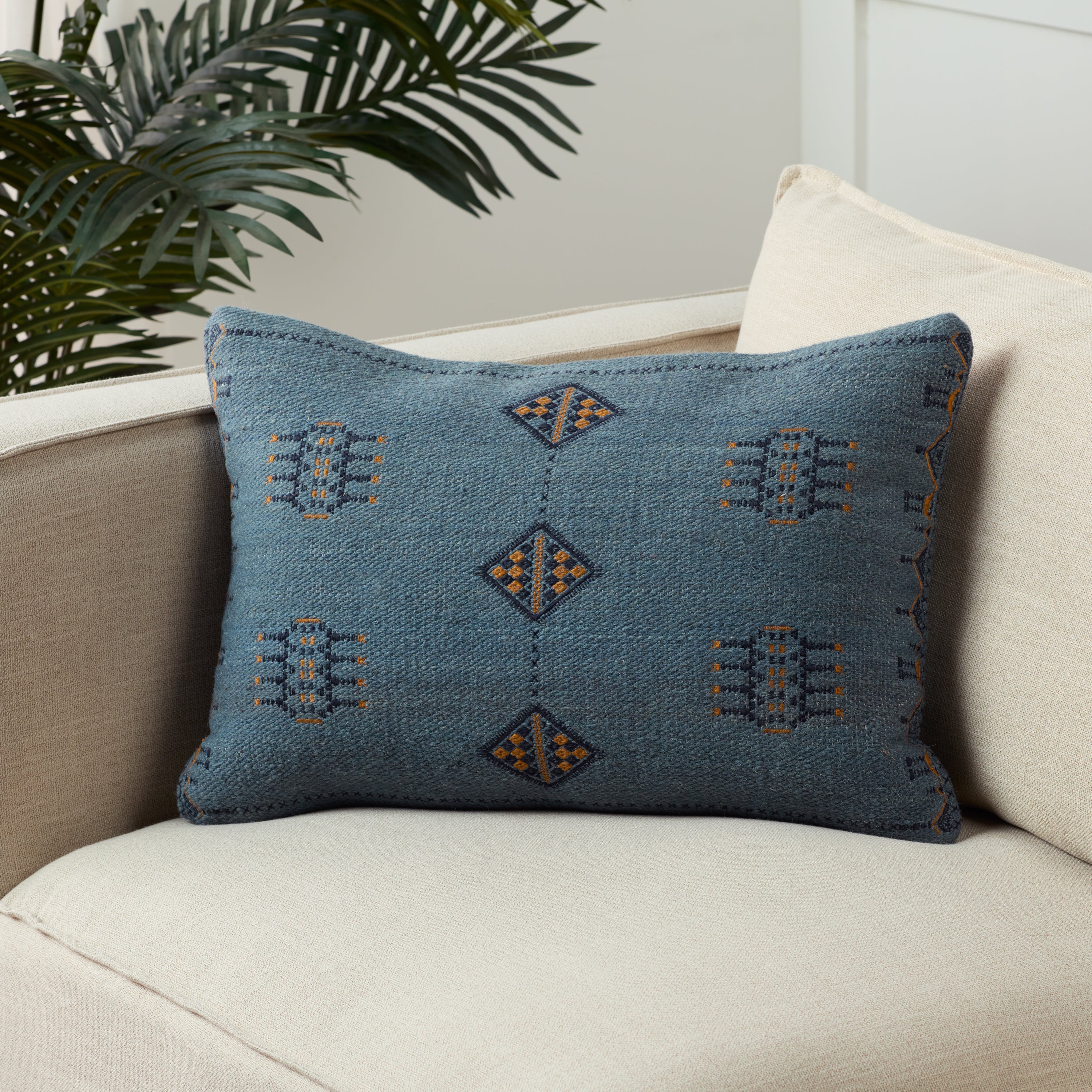 Jaipur Living Tanant Pillow - Dark Blue/Gold (PUB02)