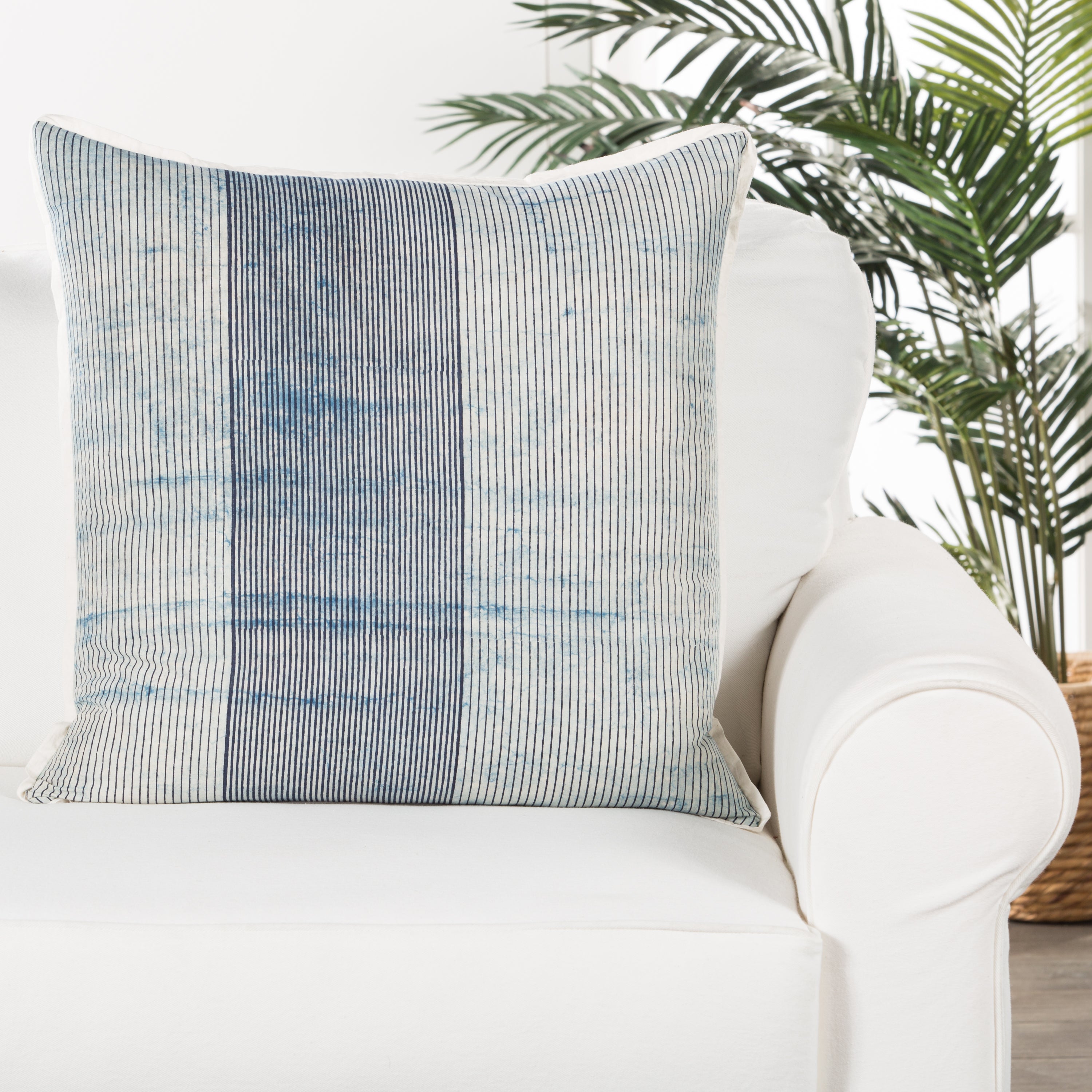 Jaipur Living Alicia Pillow - Blue/White (ROV03)