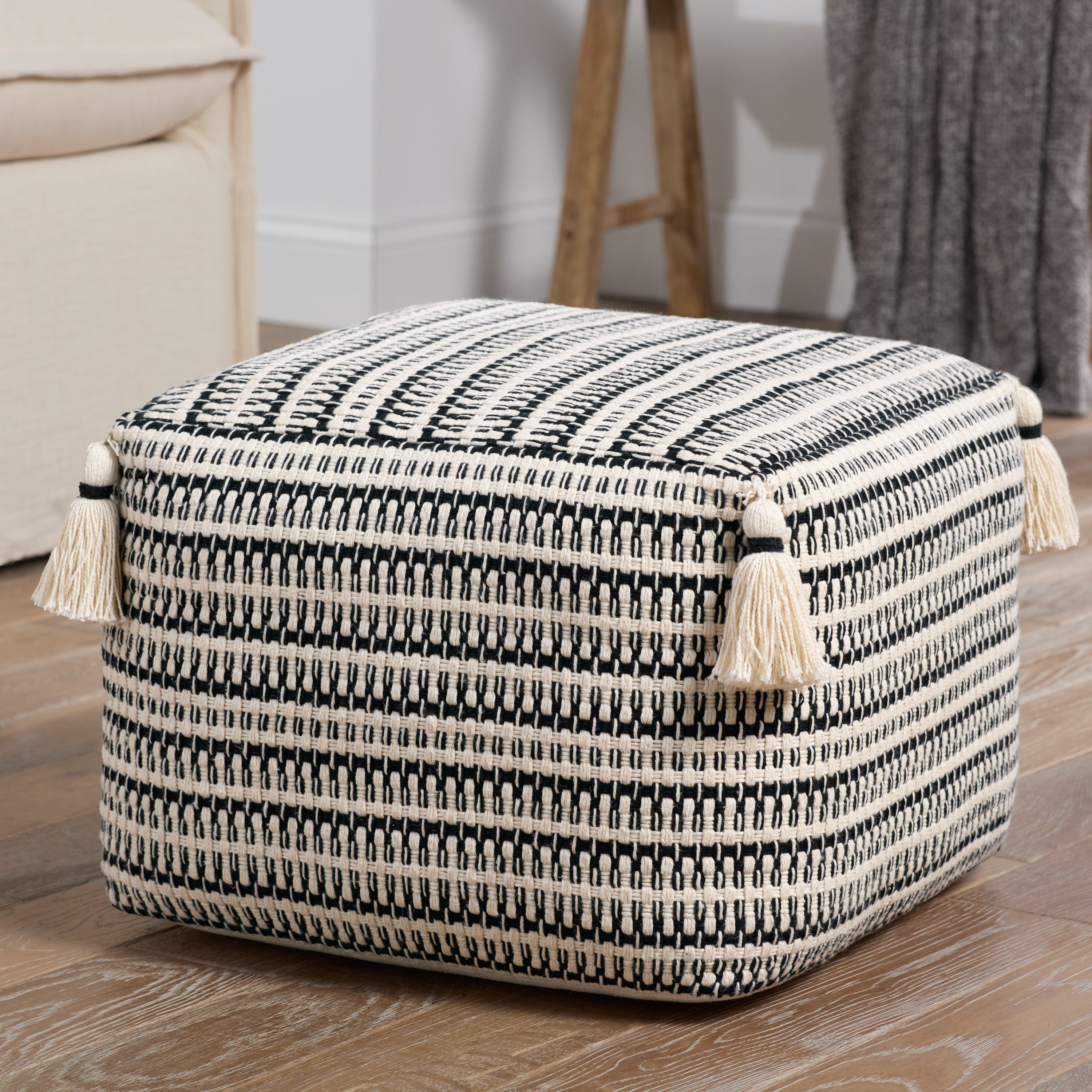 Jaipur Living Amur Pouf - White/Black (SIR01)